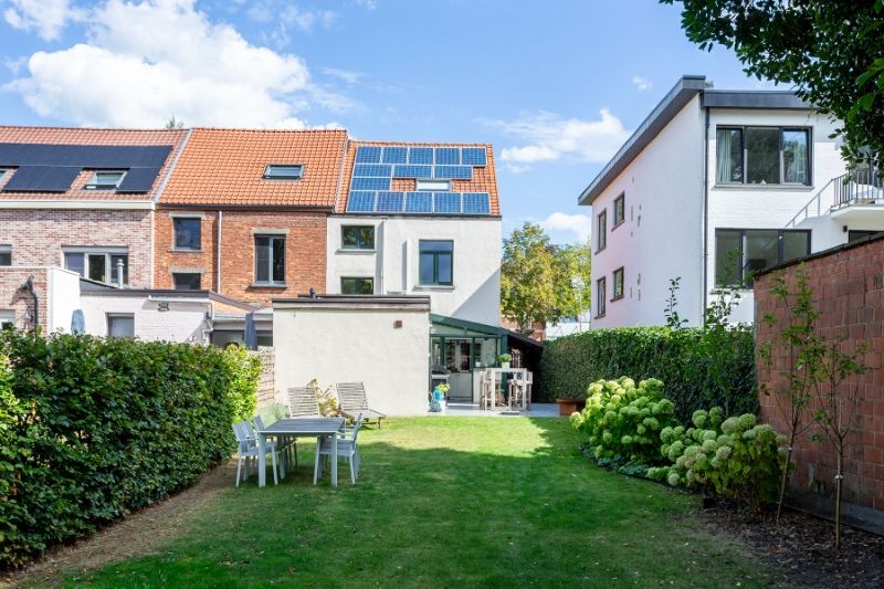 Karaktervolle, instapklare en lumineuze eigendo, ruime tuin, top locatie! foto 2