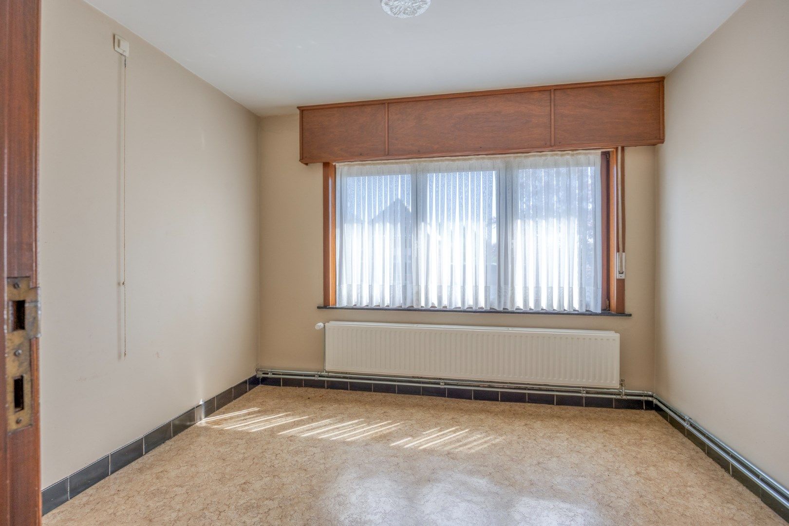 Ruime op te frisse woning op een perceel van 2.210 m² ! foto 18