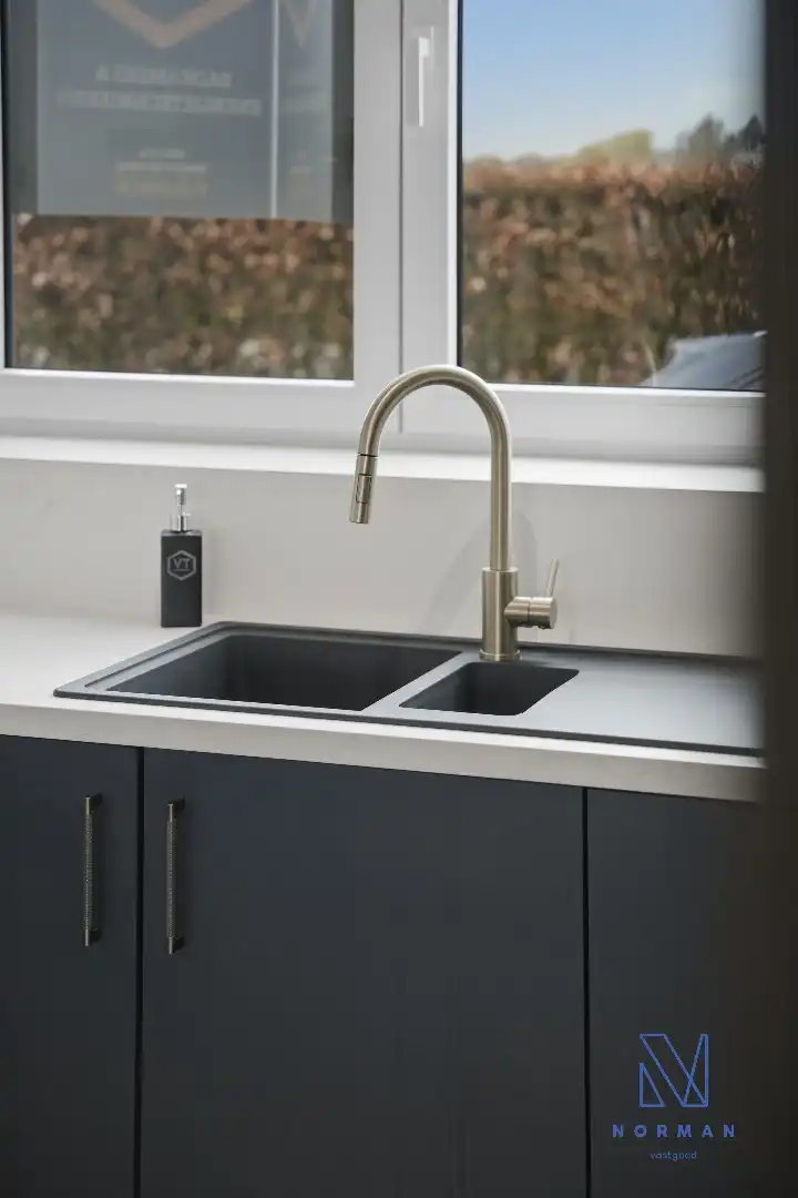 Instapklare, volledig gerenoveerde woning te koop met EPC A, uitgerust met zonnepanelen, drie slaapkamers en een aangelegde tuin. foto 12