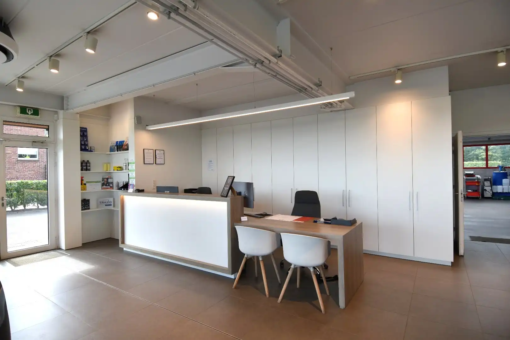 Commercieel pand met showroom, atelier, parking én bovenliggend appartement te koop in Bellegem foto 9
