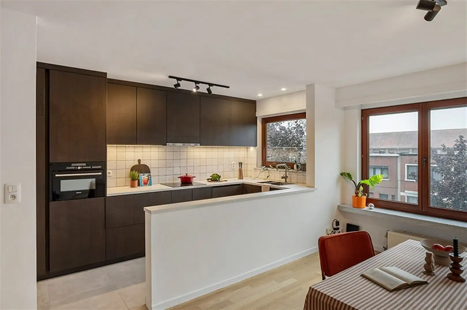 Instapklaar appartement met 2 grote slaapkamers, terras en garagebox foto 6