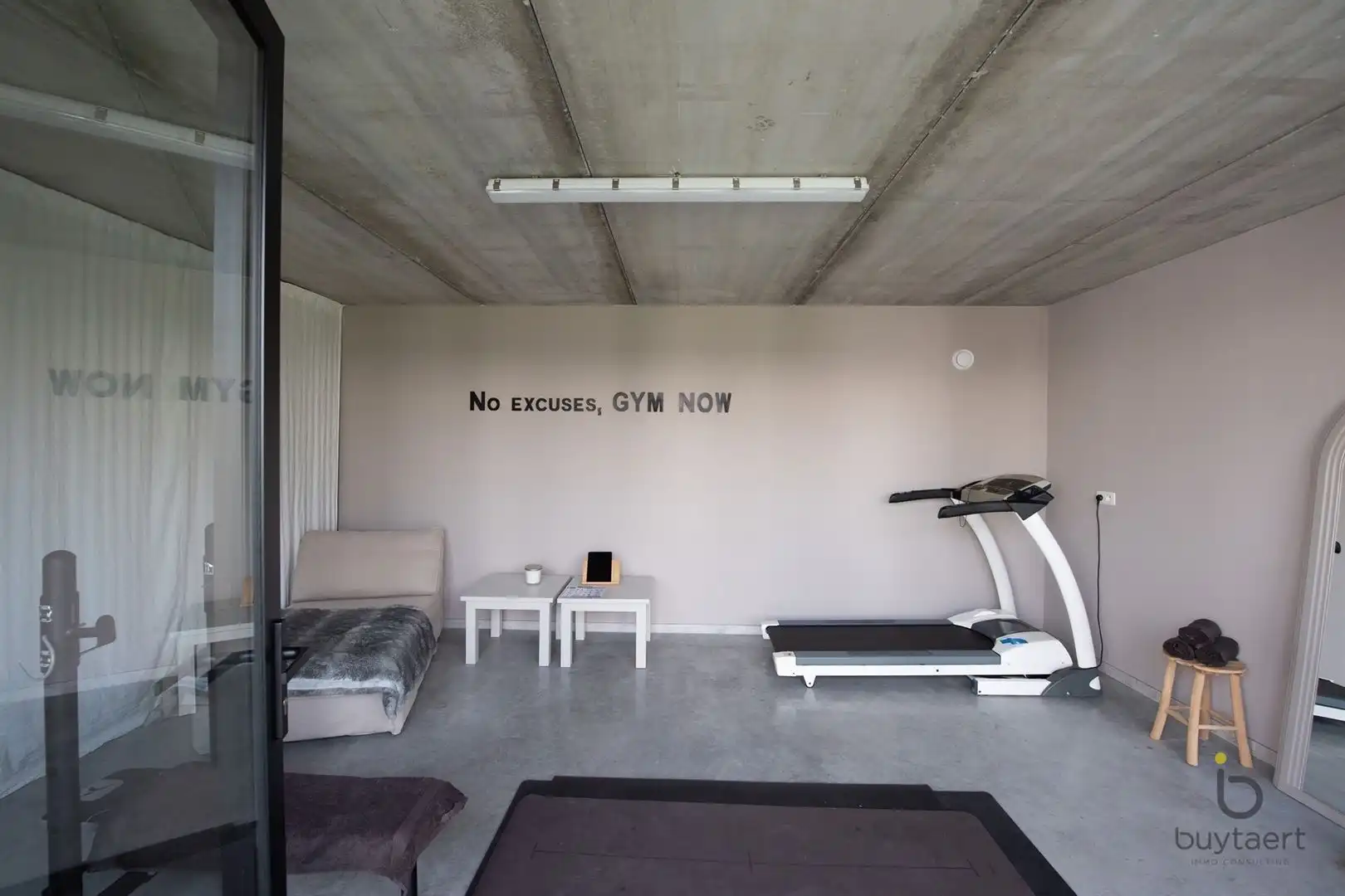 Knappe GELIJKVLOERSE villa + bijgebouw te Halle! foto 48