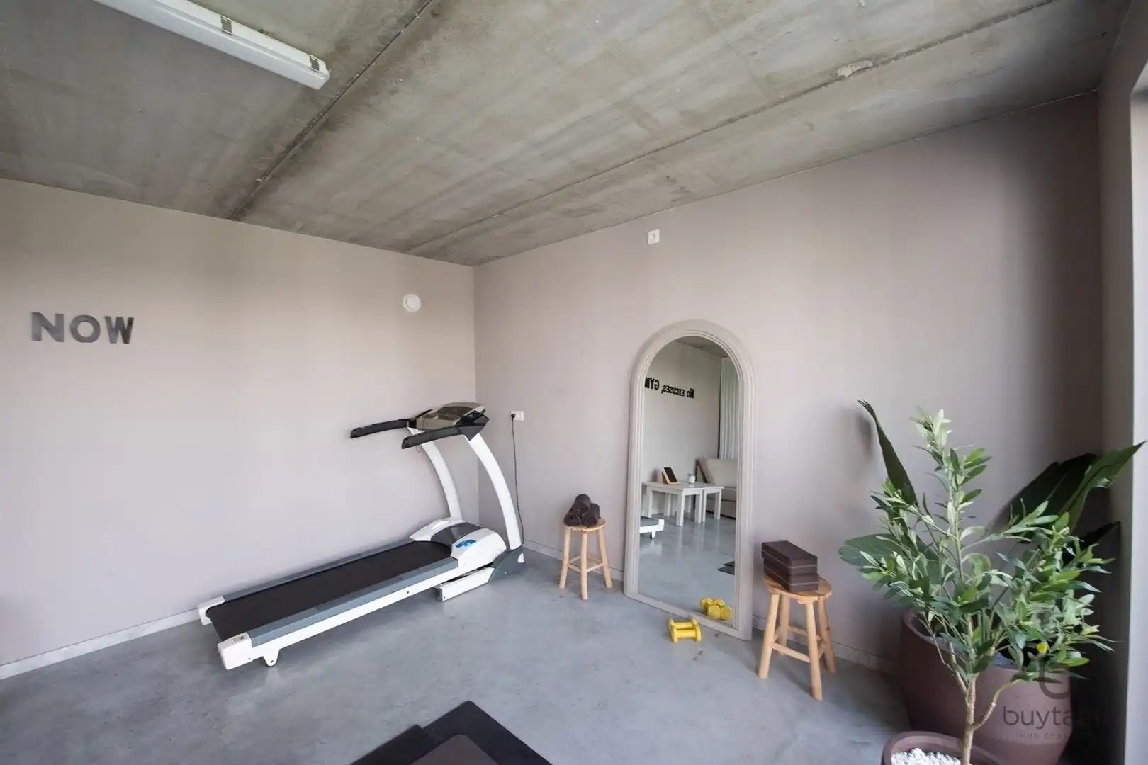 Knappe GELIJKVLOERSE villa + bijgebouw te Halle! foto 48