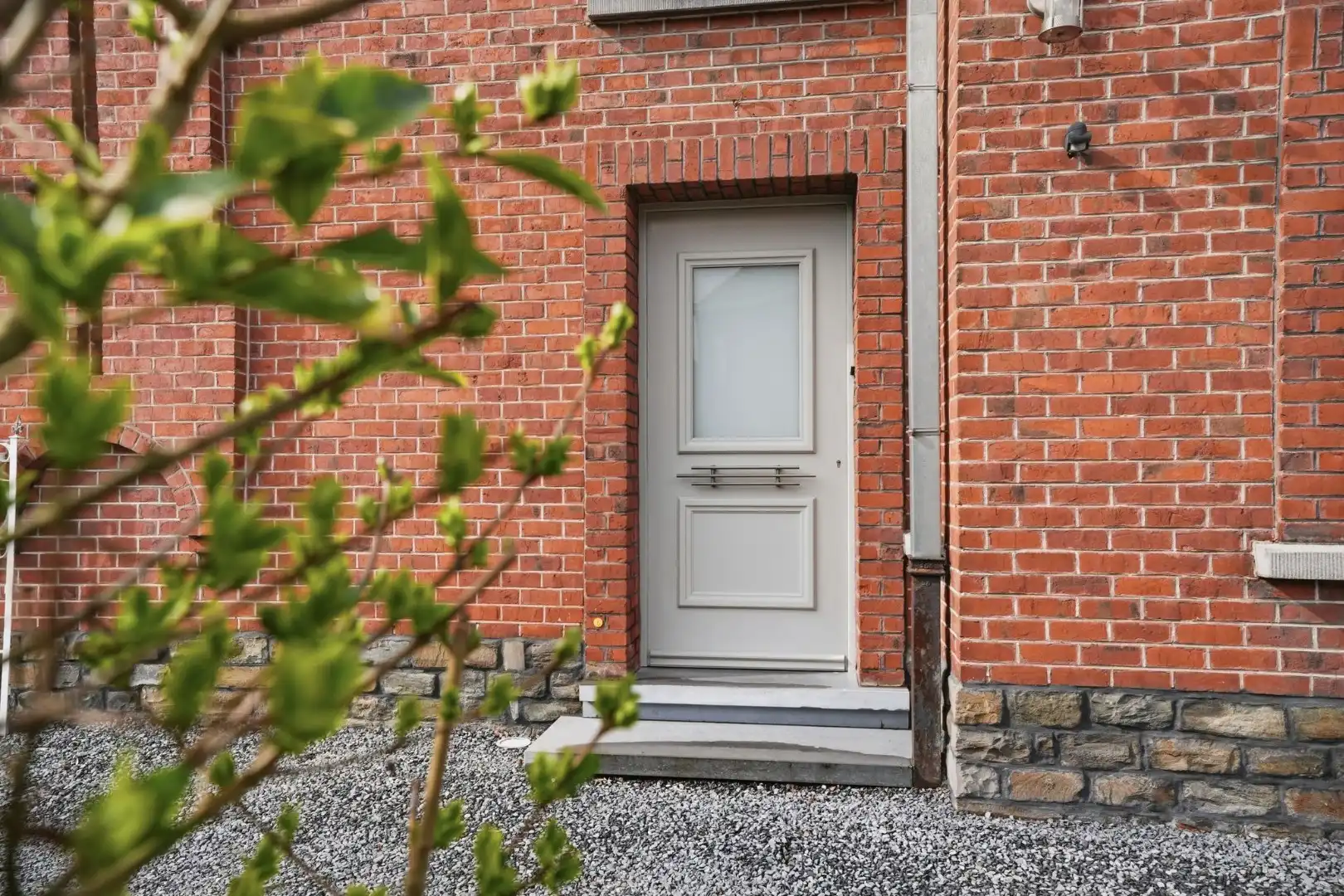 Grote halfopen woning met mogelijks 4 kamers, garage, zonnepanelen en tuin foto 8