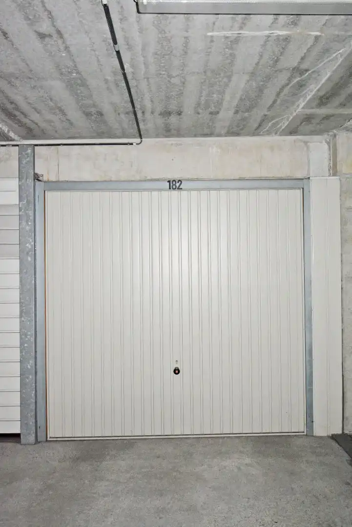 Afgesloten garagebox te huur in Res. Arion II, vlakbij de Lippenslaan foto {{pictureIndex}}