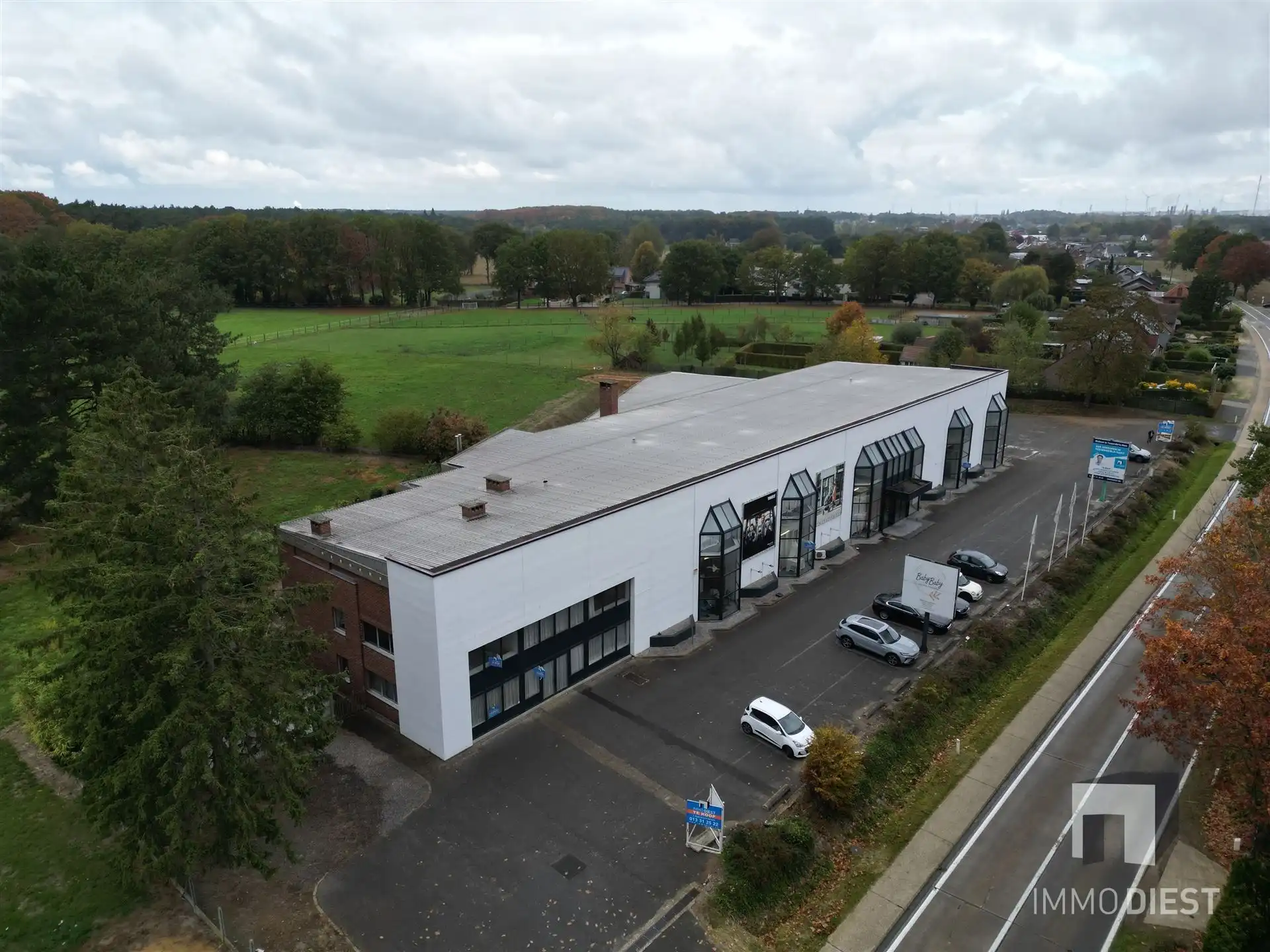 Handelspandvan 1633 m2 met ruime parking langs verbindingsweg foto 14