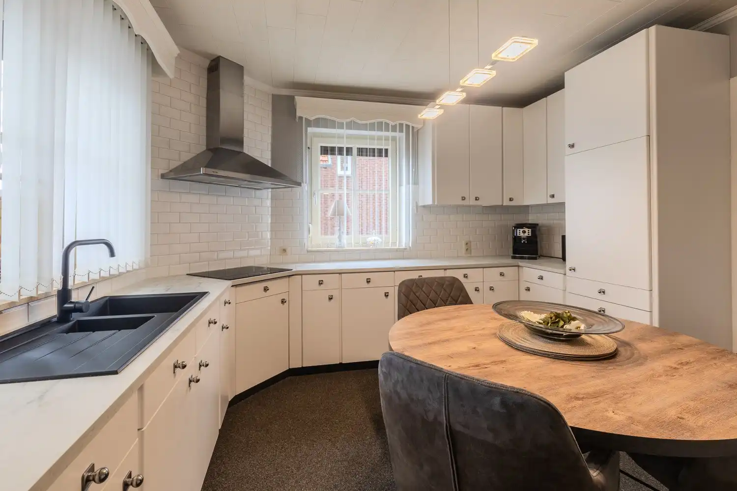 Instapklare woning met drie slaapkamers, ruime tuin en twee garageboxen in hartje Rekem! foto 20