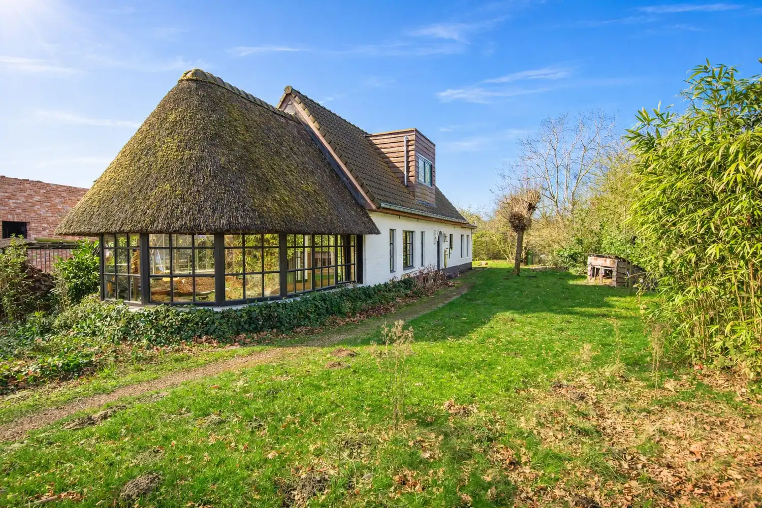 Hoofdfoto van de publicatie: CHARMANTE OPEN BEBOUWING MET 2 SLK EN TUIN!