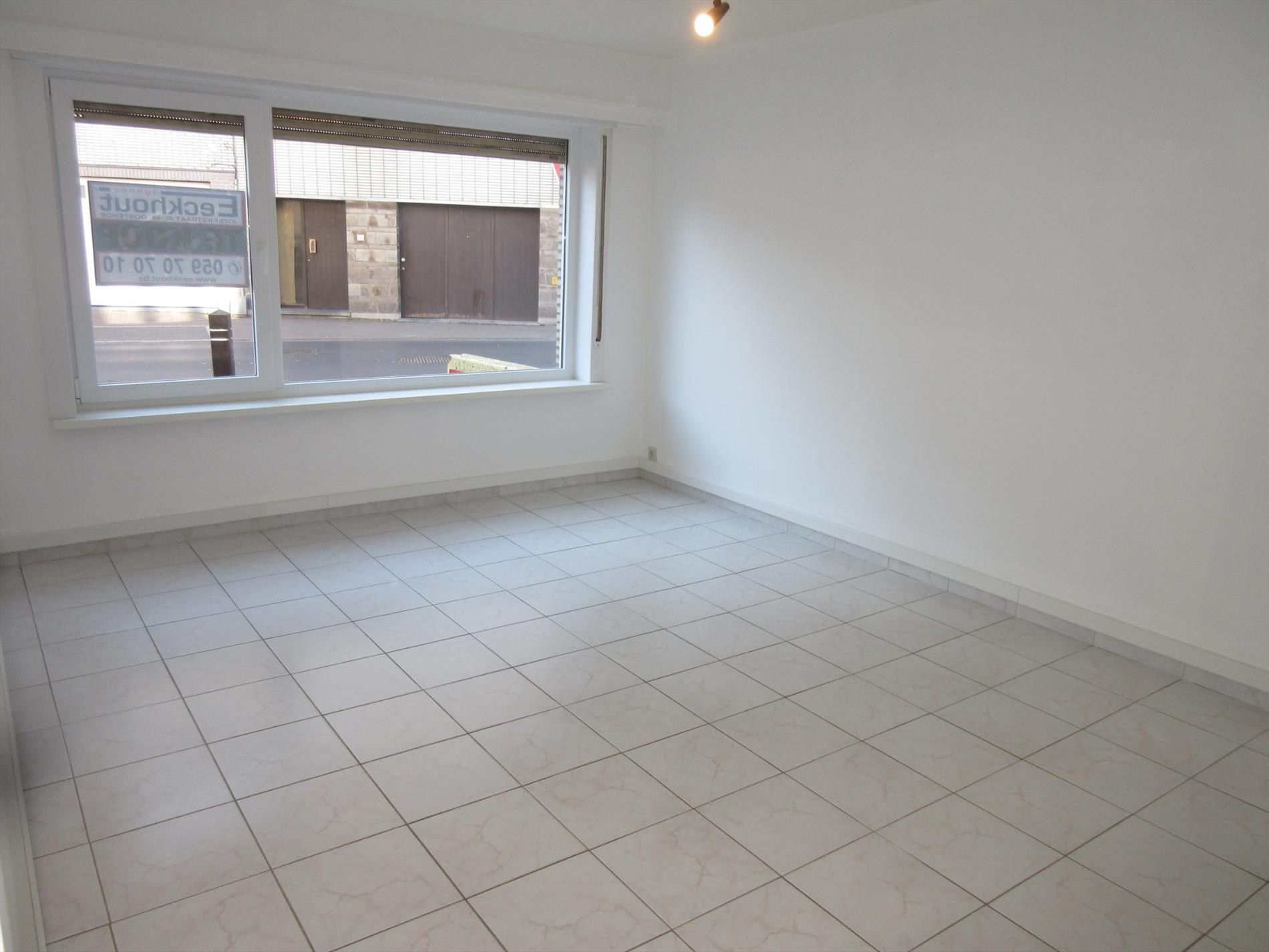 Volledig gerenoveerd 2 slaapkamer appartement met zonnige koer! foto 2