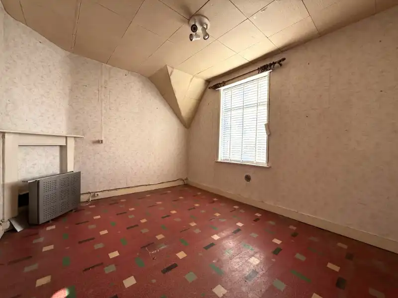 Te renoveren woning met oprit en garage in rustig straatje foto 11