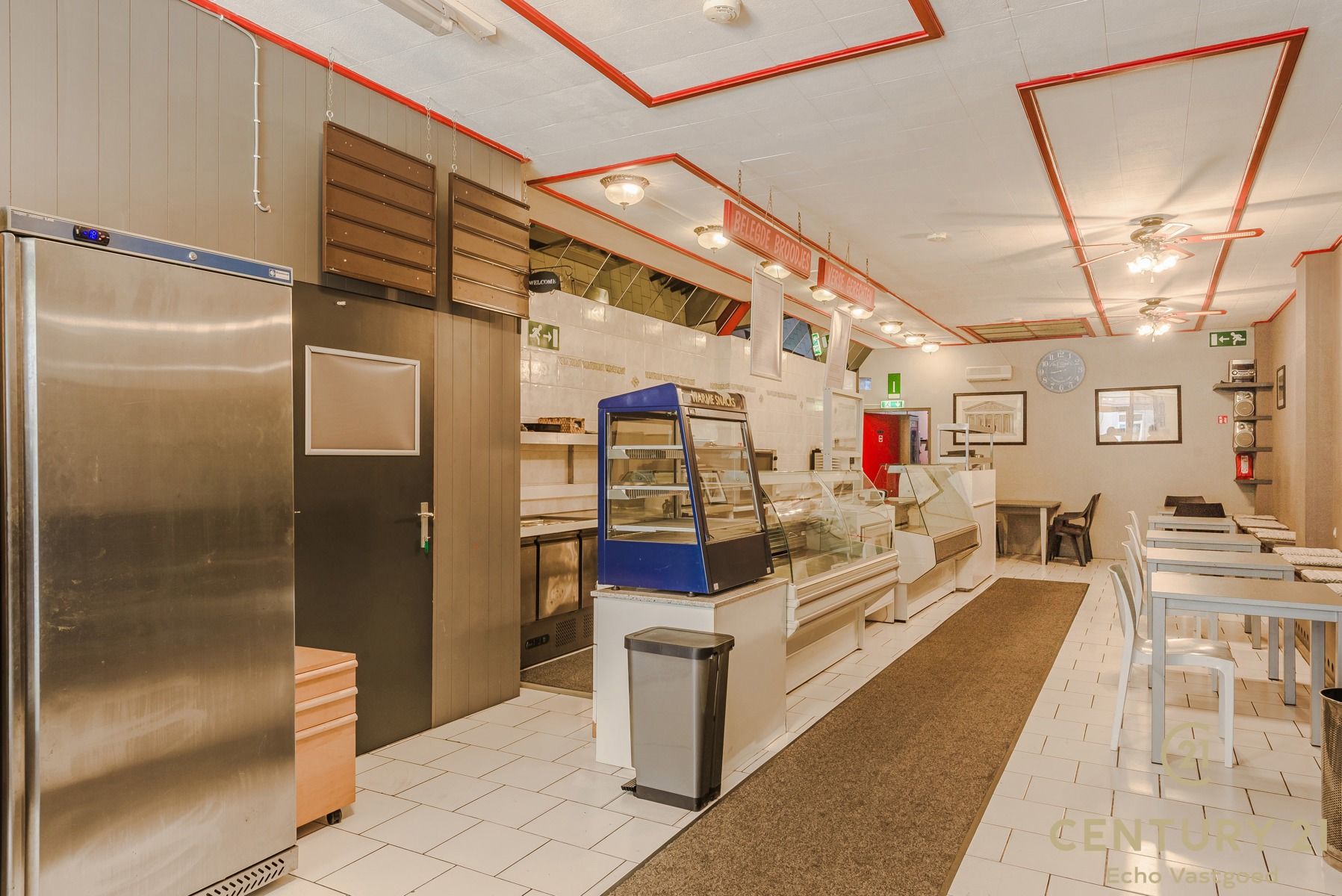 Ruim, startklaar handelspand met woonst op toplocatie foto {{pictureIndex}}