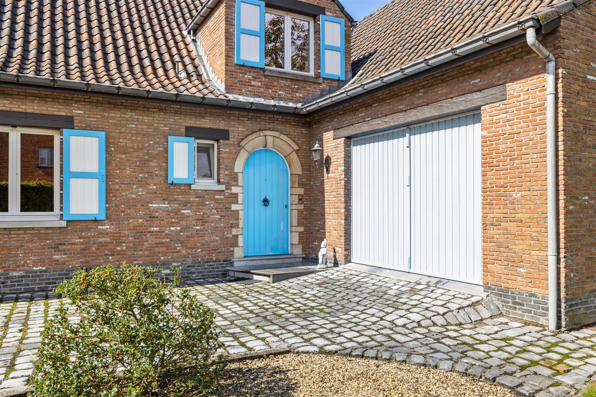 Charmante gezinswoning met 4 slaapkamers en mooi aangelegde tuin op 1.185m² foto 2