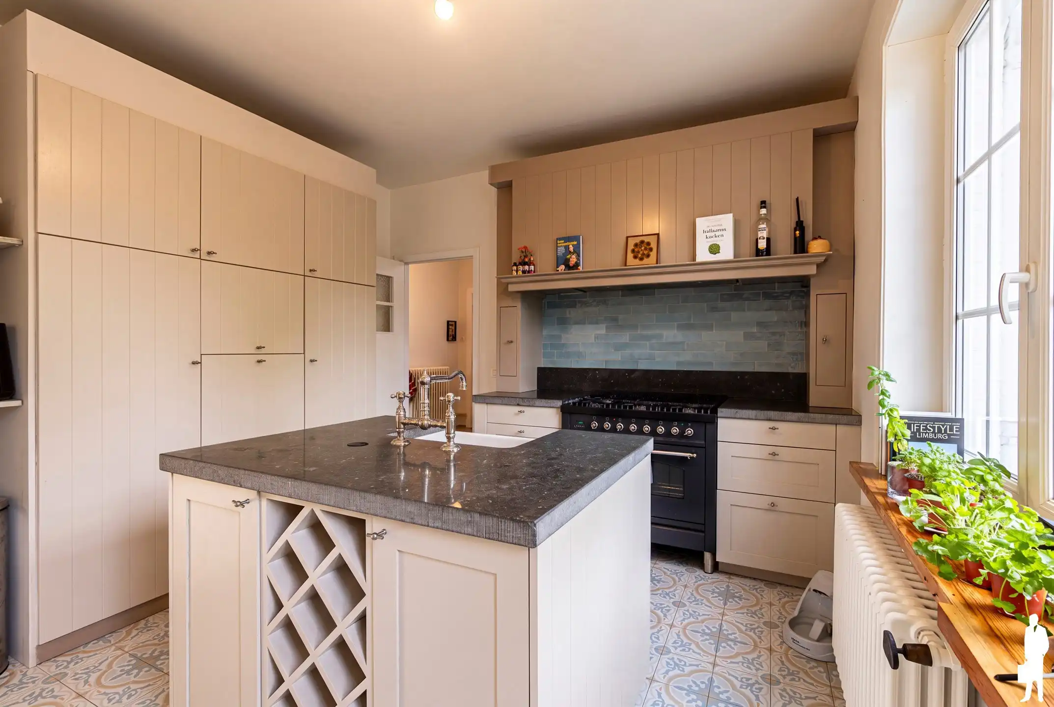 Karaktervolle gerenoveerde woning met 3 slaapkamers foto 3