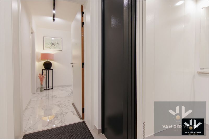 Hoogwaardig afgewerkt, rustig en centraal gelegen nieuwbouwappartement met 2 terrassen en garage in het gezellige Kortessem foto 2