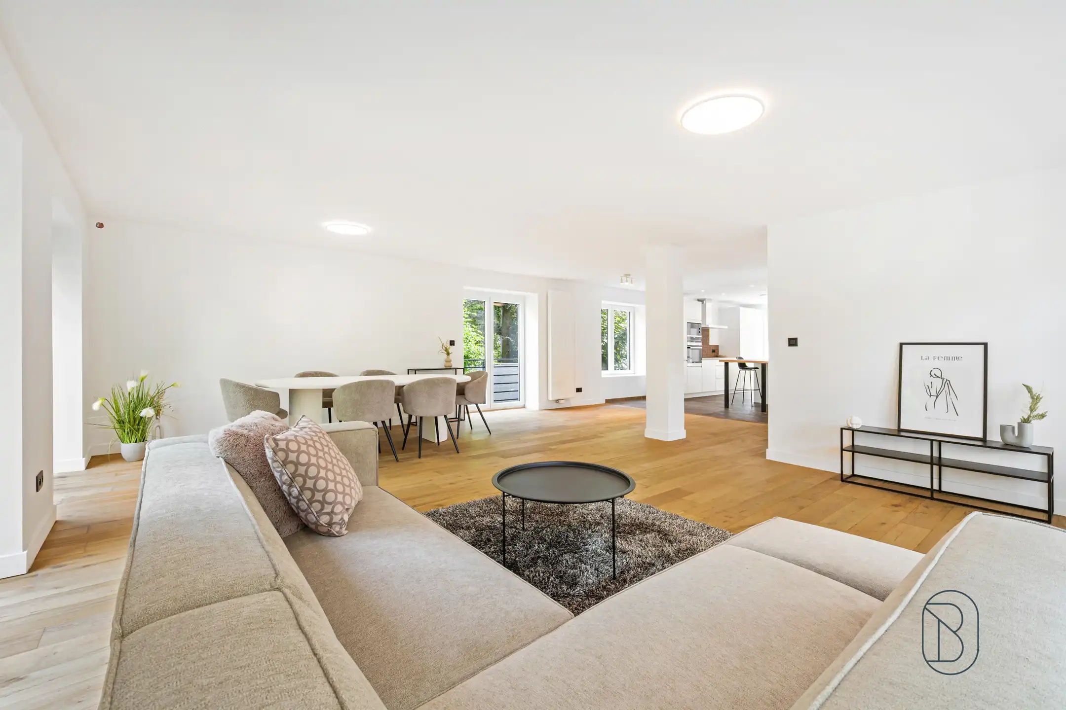 Volledig gerenoveerde woning met 3SLK,2BDK en dubbele garage foto {{pictureIndex}}