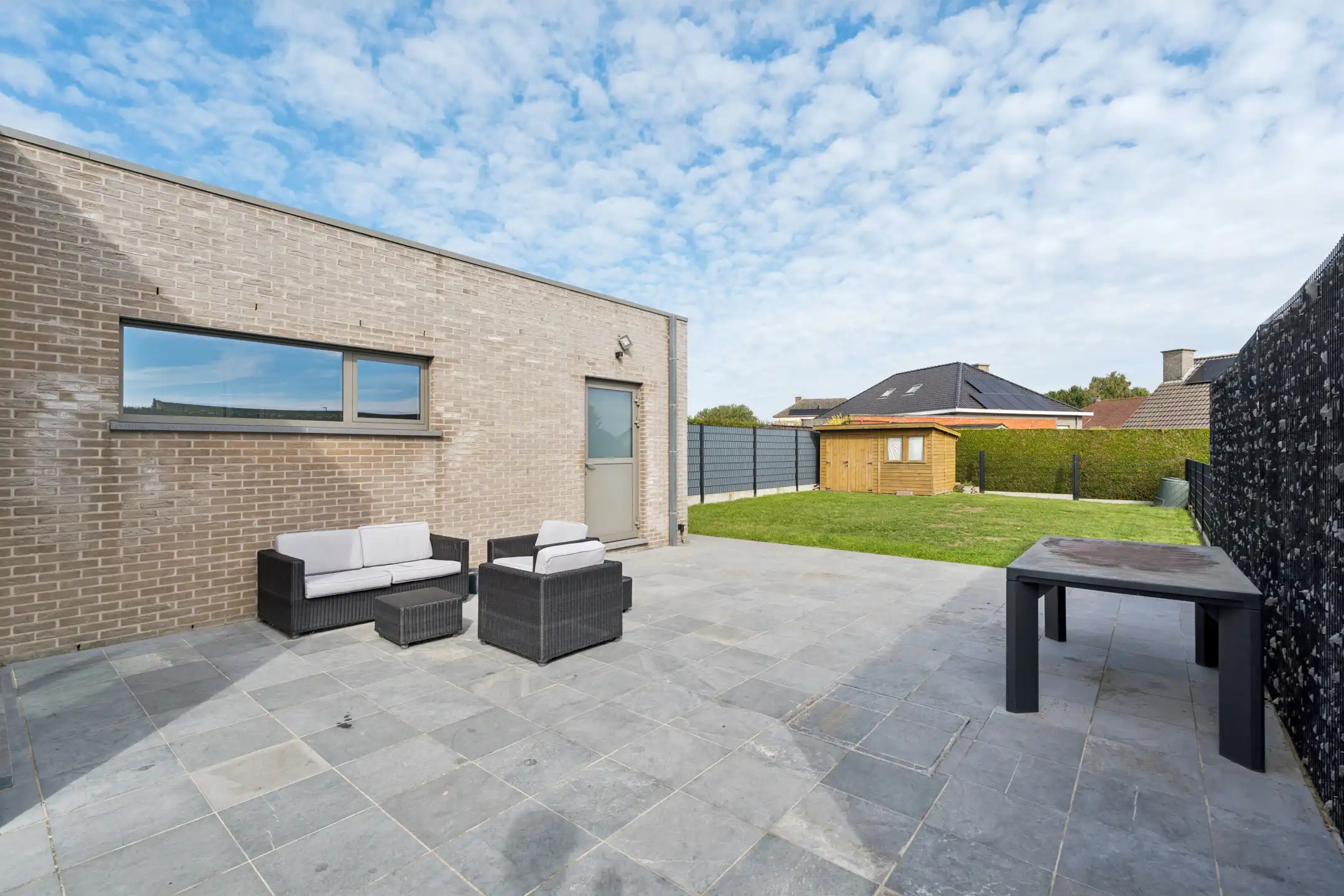 Ruime, deels gerenoveerde 3-gevelwoning met 3 slks en tuin foto 27
