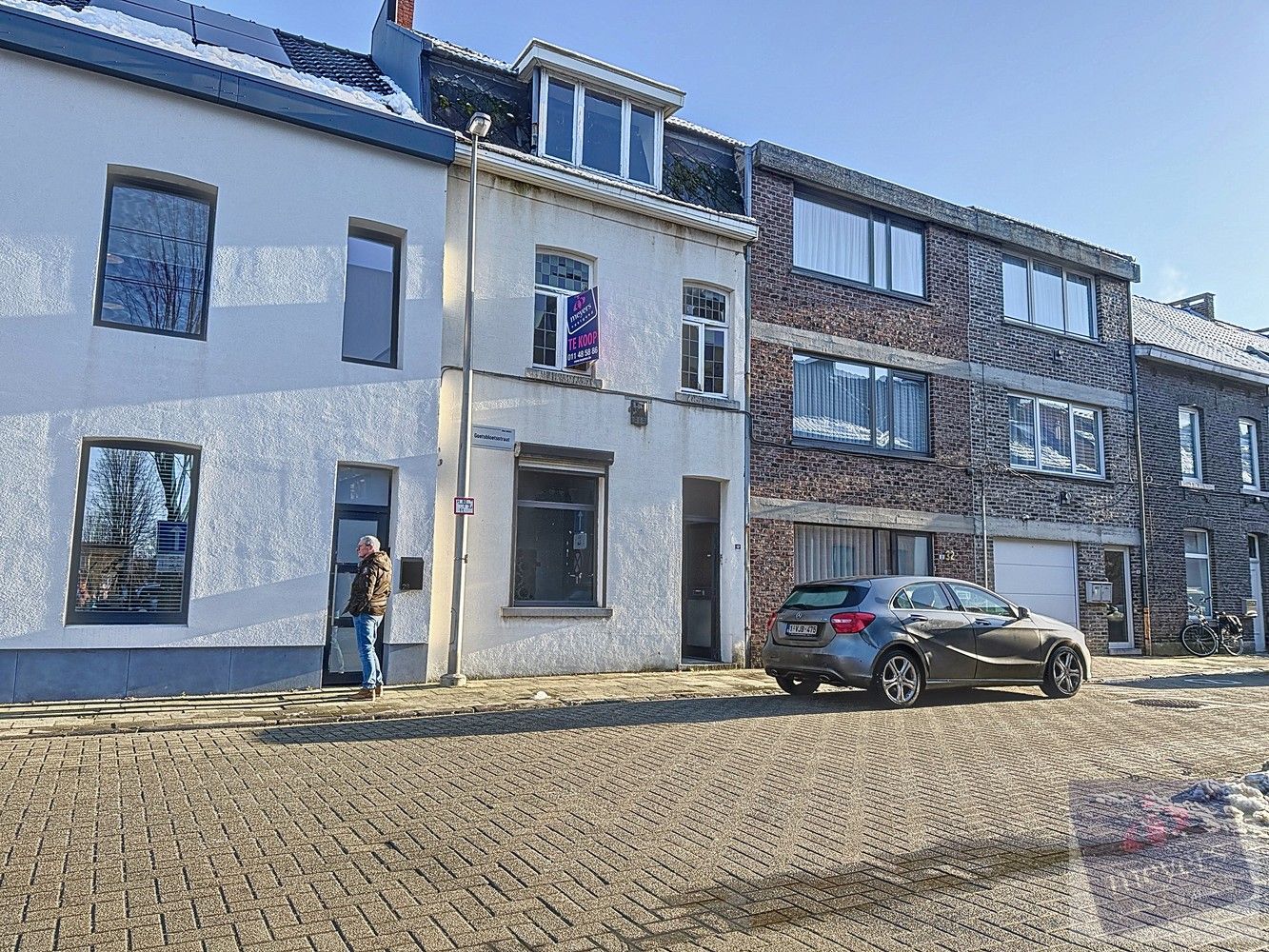 Unieke renovatiekans: Stijlvolle rijwoning met goedgekeurde plannen in Hasselt foto {{pictureIndex}}