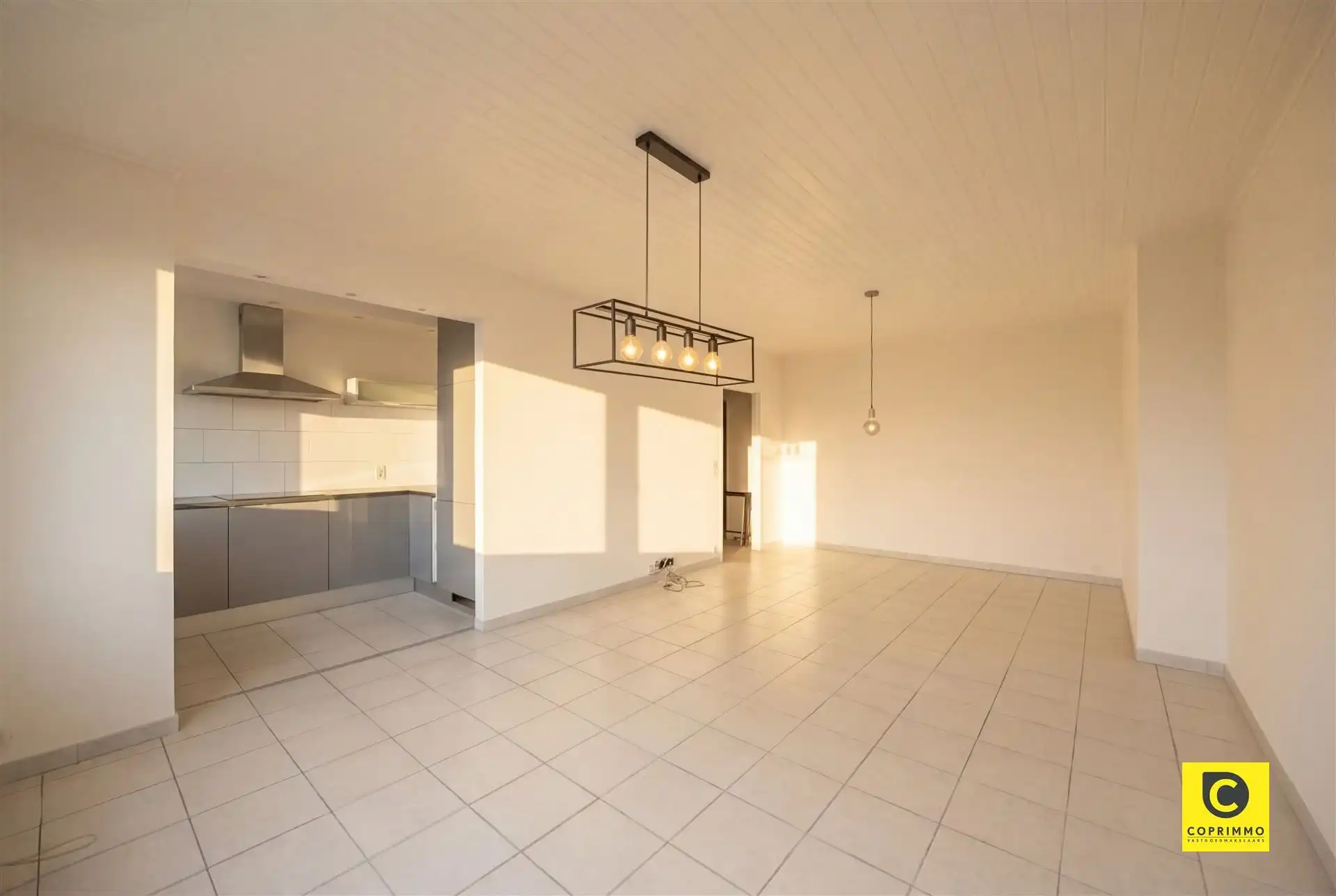 Lichtrijk 2 slaapkamer app + parking foto 3