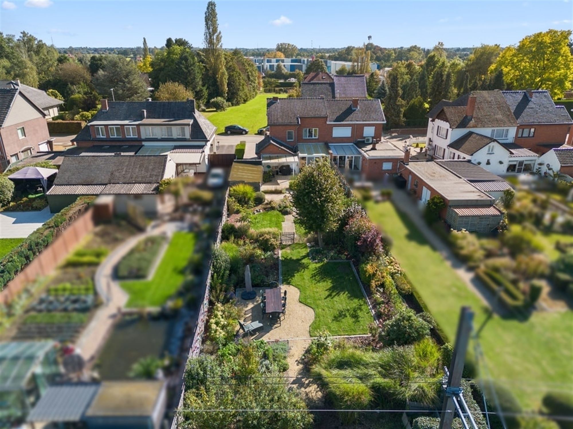 CHARMANTE INSTAPKLARE GEZINSWONING MET ZONNEPANELEN OP EEN UITSTEKENDE LIGGING foto 5