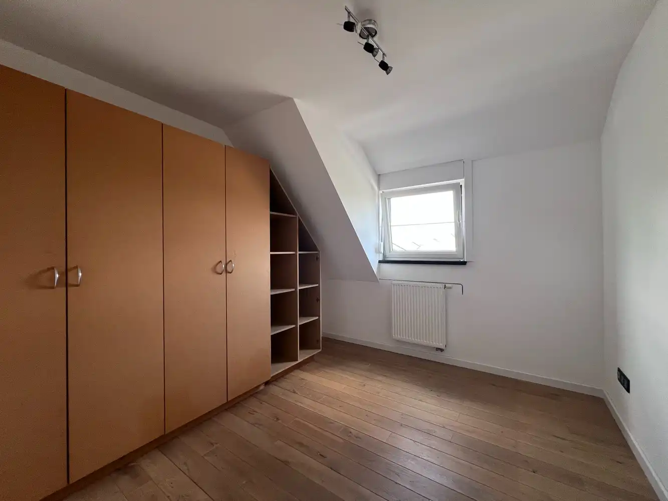 Rustig gelegen instapklare woning met 3 slaapkamers en 2 garages. foto 5
