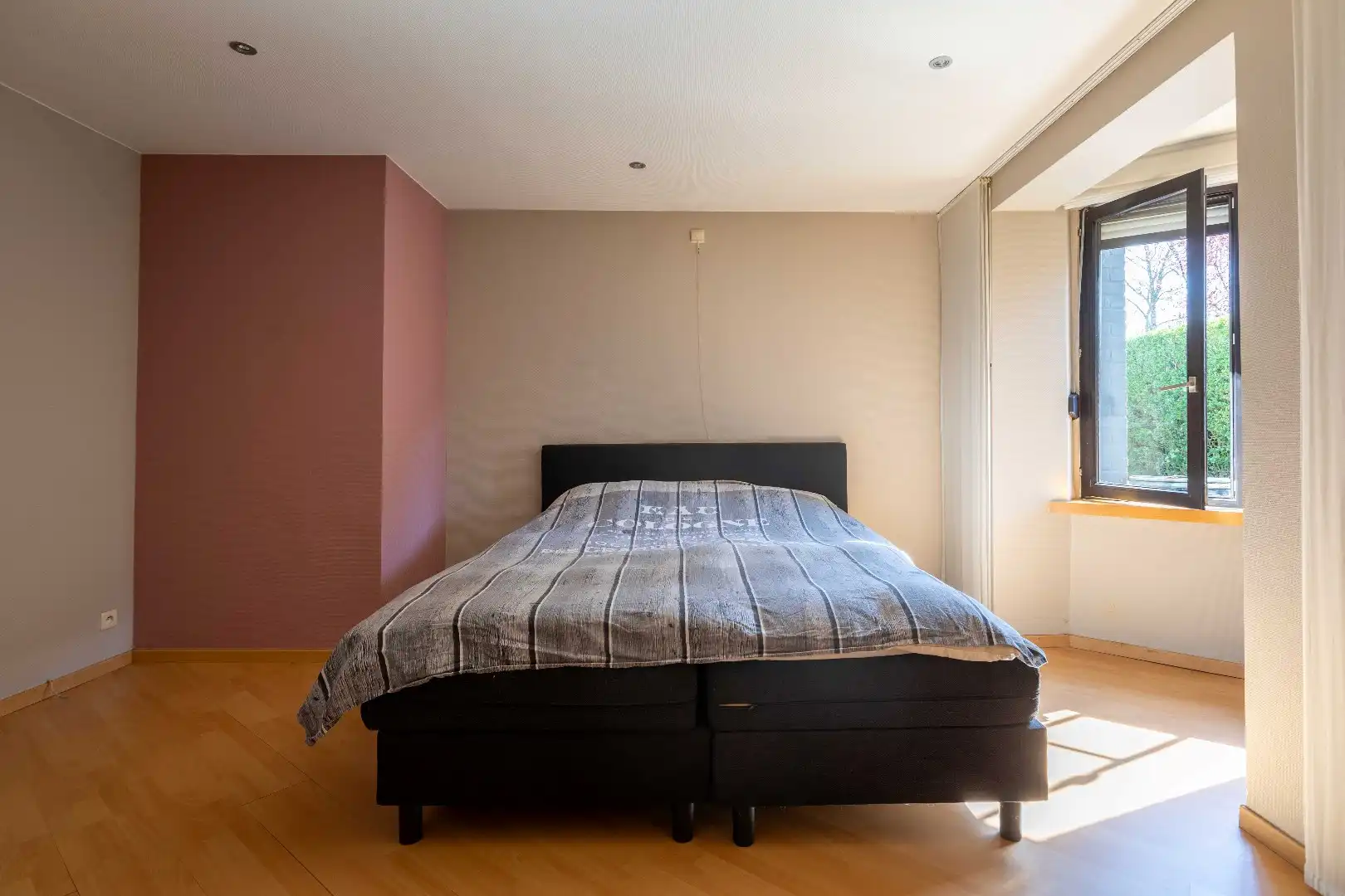 Puur frituur, uiterst goed gelegen met woonst en parking te Sint-Jozef! foto 23