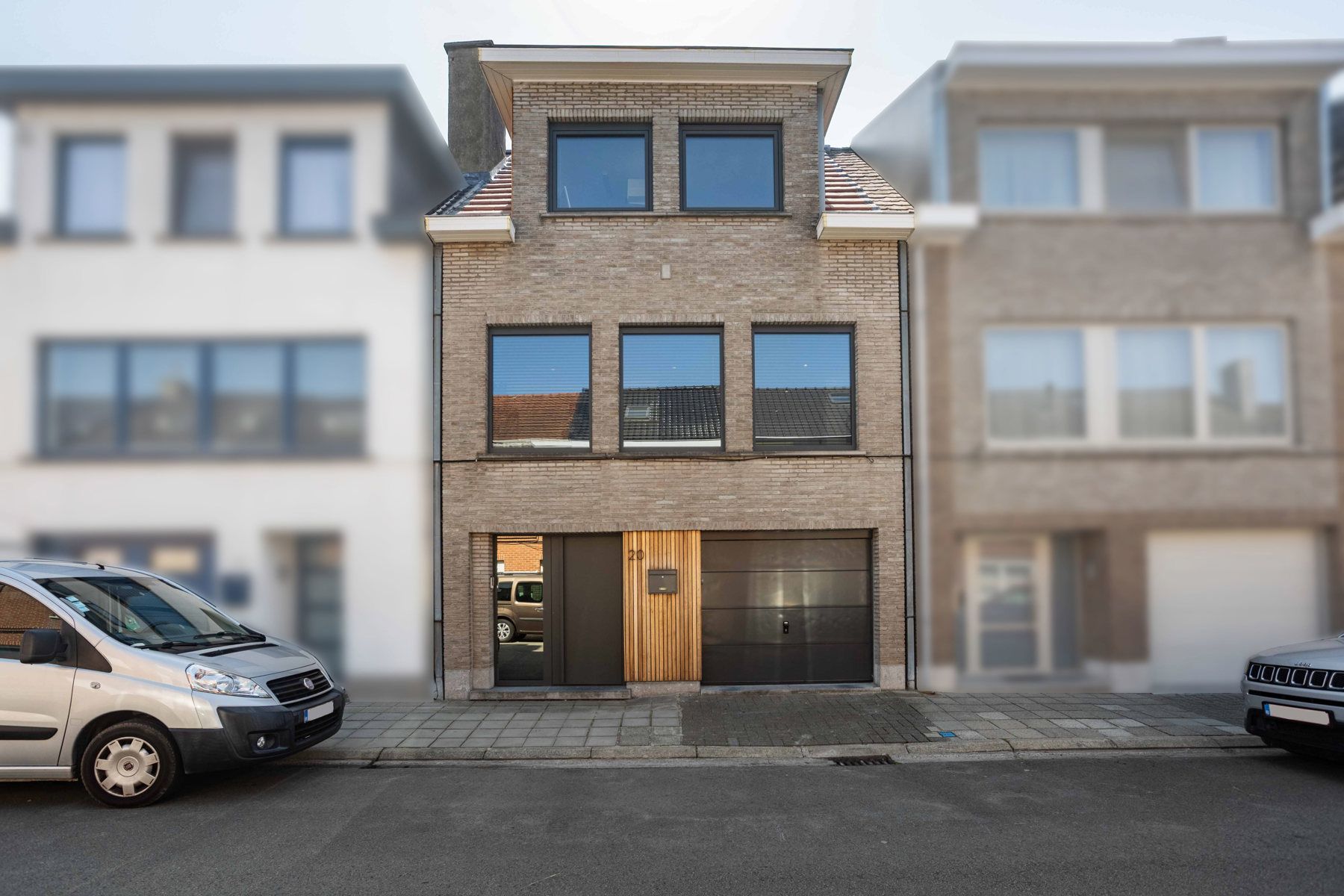 Ruime gezinswoning met garage in rustige stadsomgeving foto {{pictureIndex}}