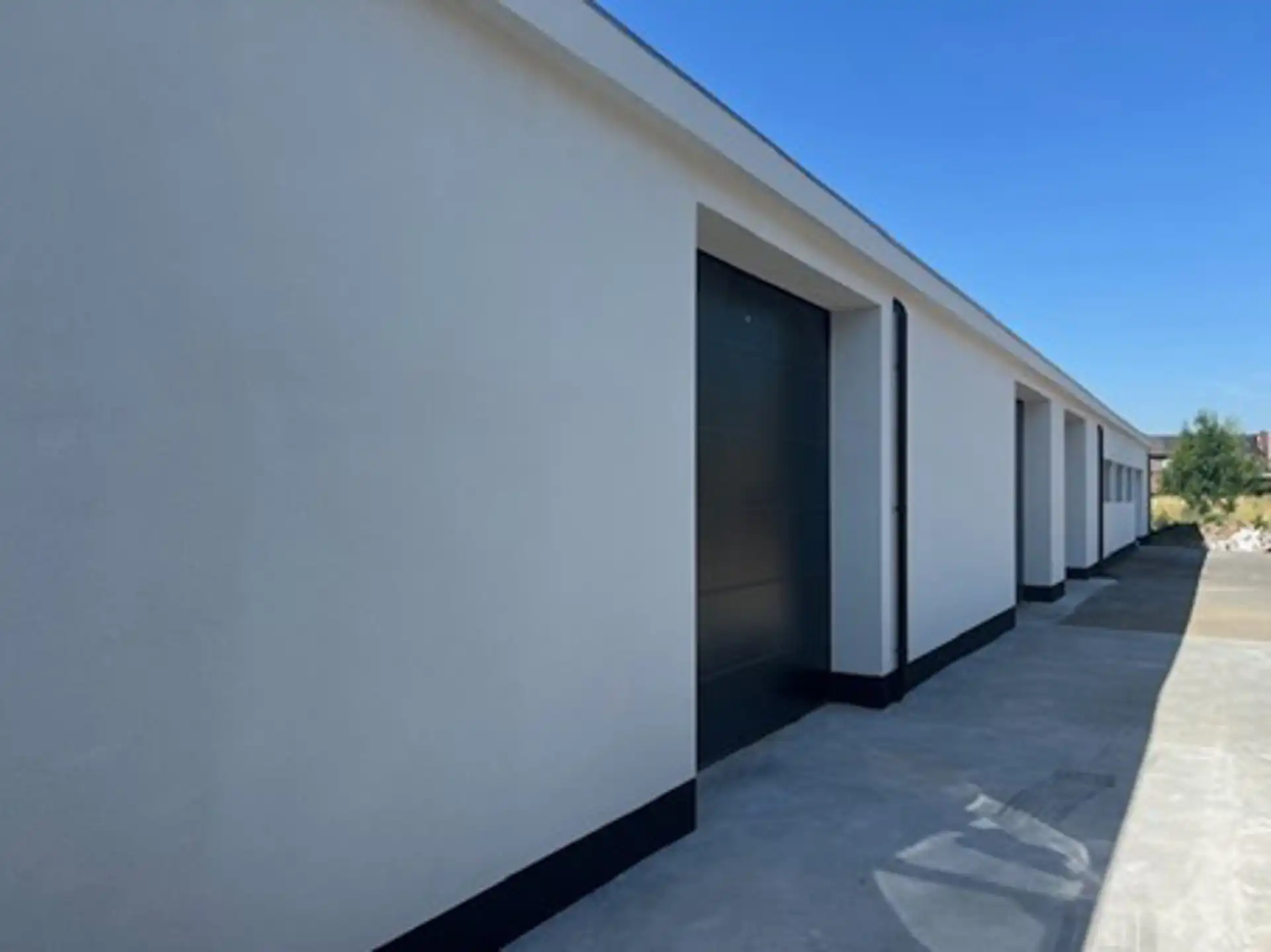 Volledig vernieuwd bedrijfsgebouw met kantoren en magazijnen foto 15