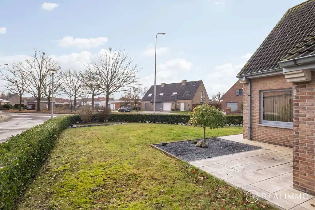 Ruime op te frissen, halfopen bebouwing te Zwevegem foto 2