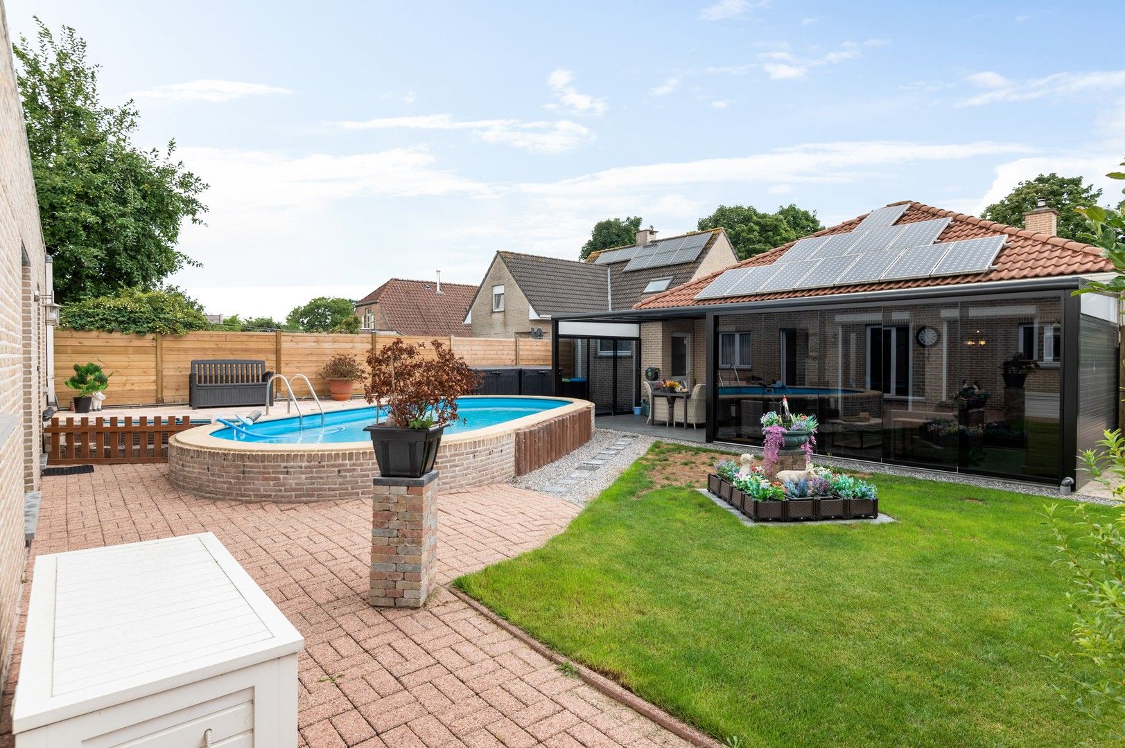 Knappe laagbouwwoning en groot bijgebouw met tuin en zwembad foto 23