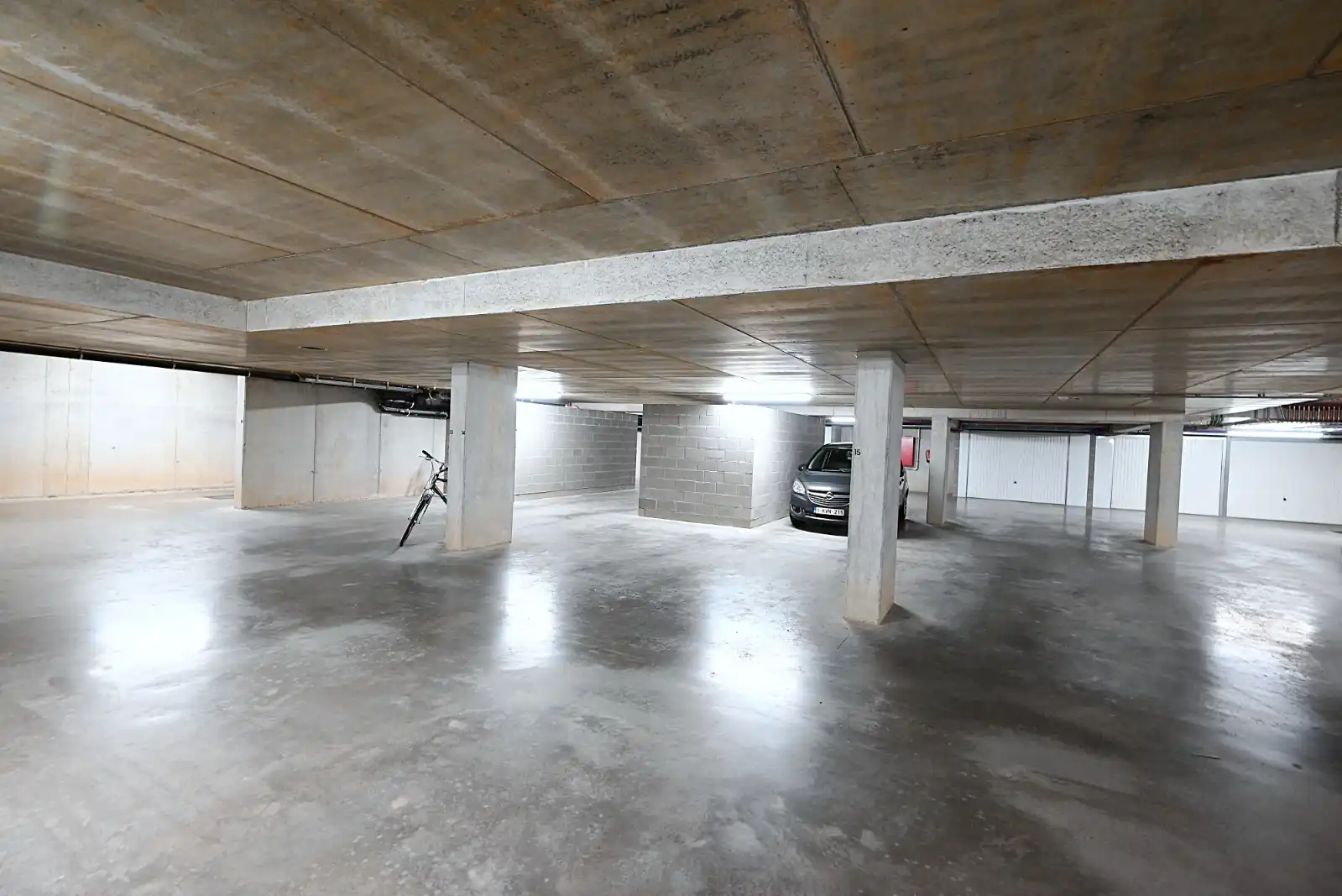 Ondergrondse staanplaats in het hartje van Rumbeke! foto 2