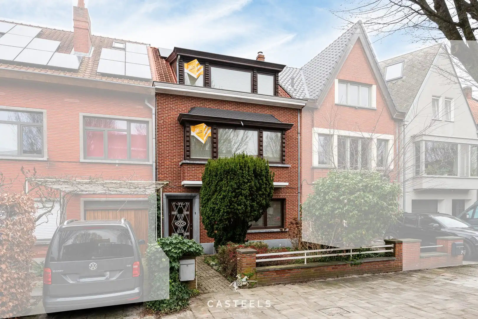 Karaktervolle ruime woning te Gentbrugge te koop foto {{pictureIndex}}
