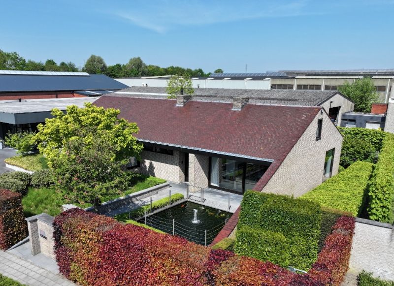 Stijlvolle villa met winkelruimte, parking, loods en handelsfonds op toplocatie foto {{pictureIndex}}