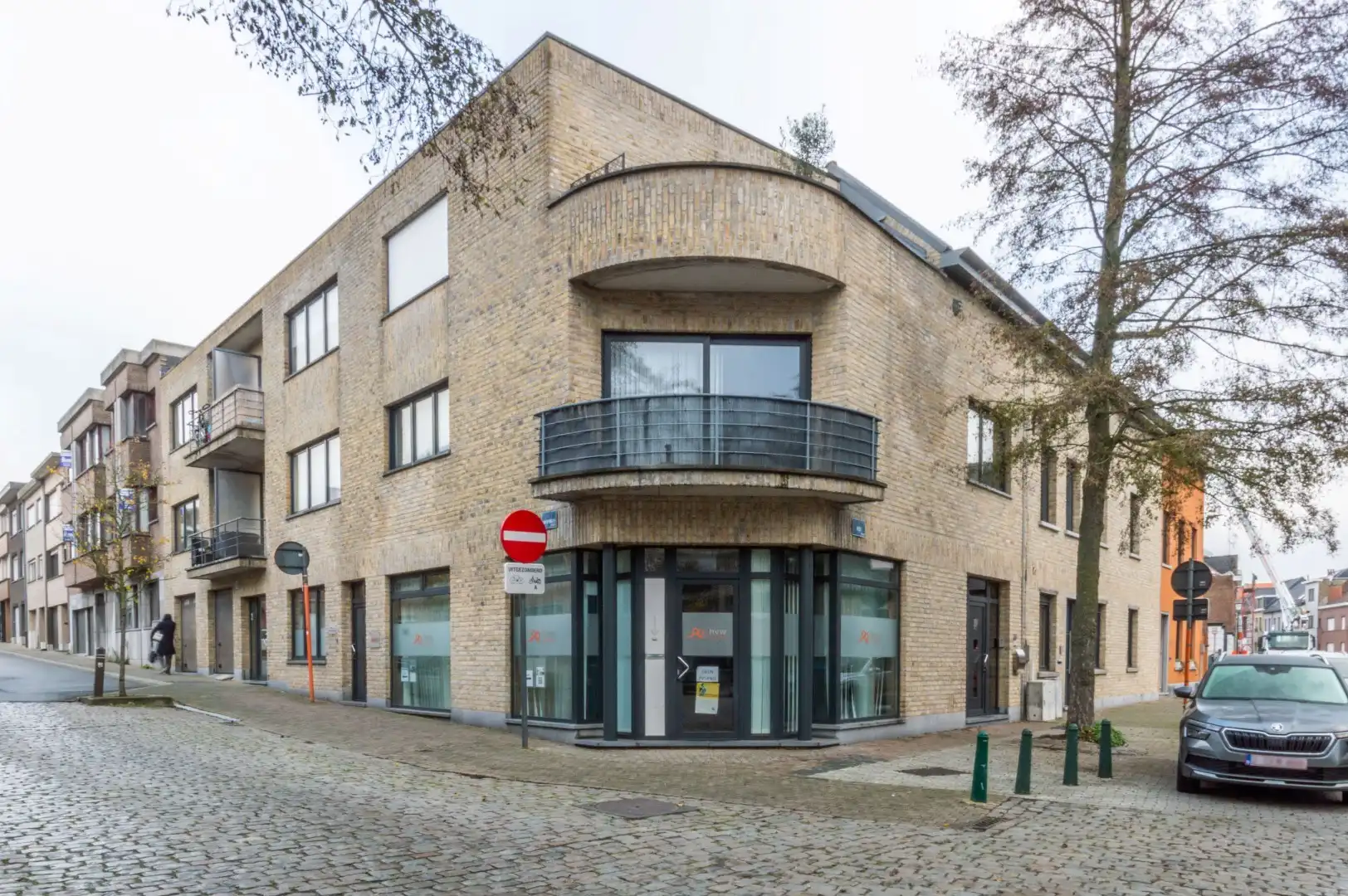 Recent en lichtrijk handels-/kantoorgelijkvloers ! (EPC: B) foto 2