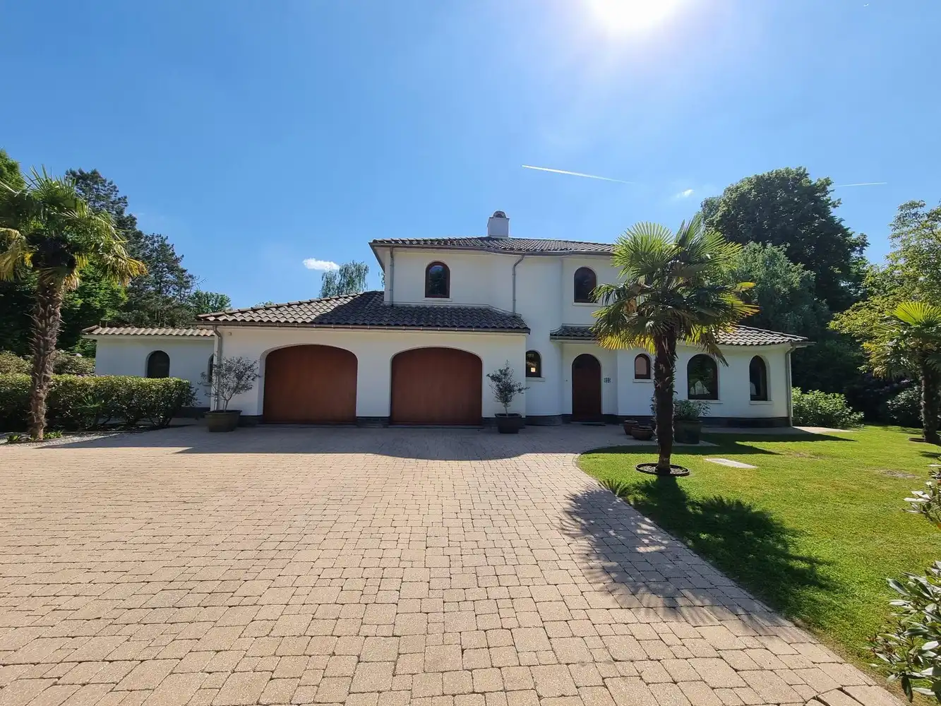 Spaanse villa, zeer rustig gelegen en gekaderd in een mooi verzorgde tuin voorzien van zwembad foto {{pictureIndex}}