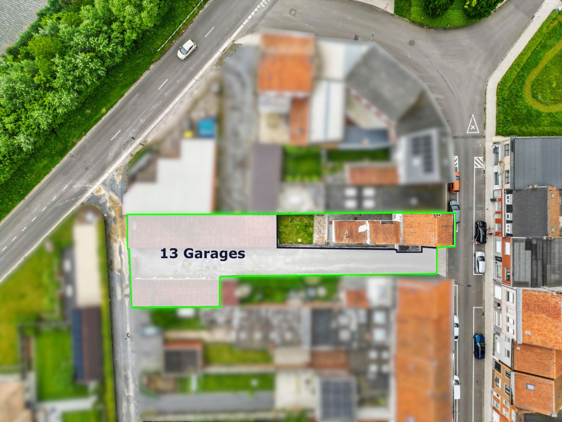 WONING MET 13 ACHTERLIGGENDE GARAGES! foto 2