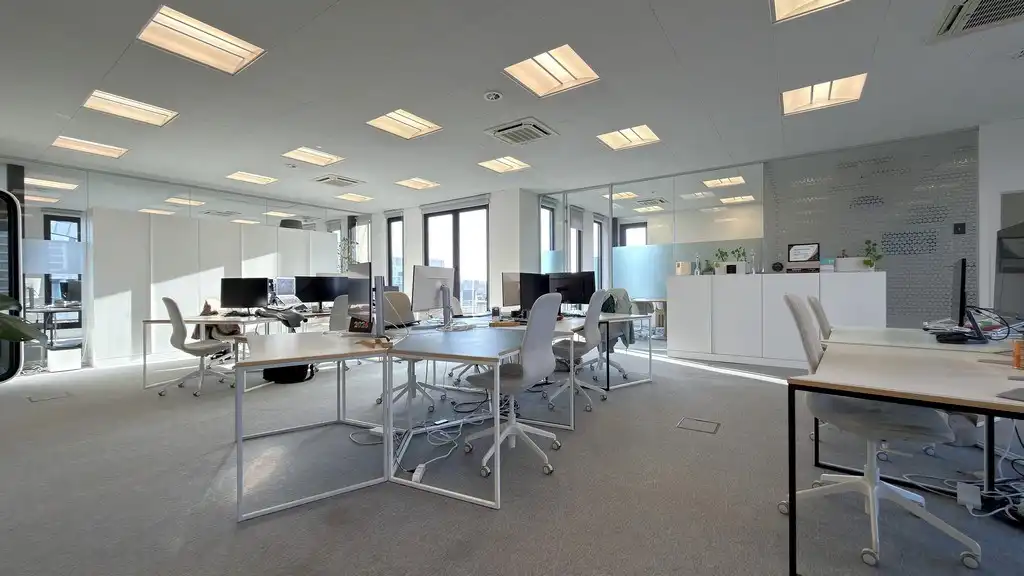 Mooi ingericht kantoor te huur in Metro Building in Antwerpen foto 5