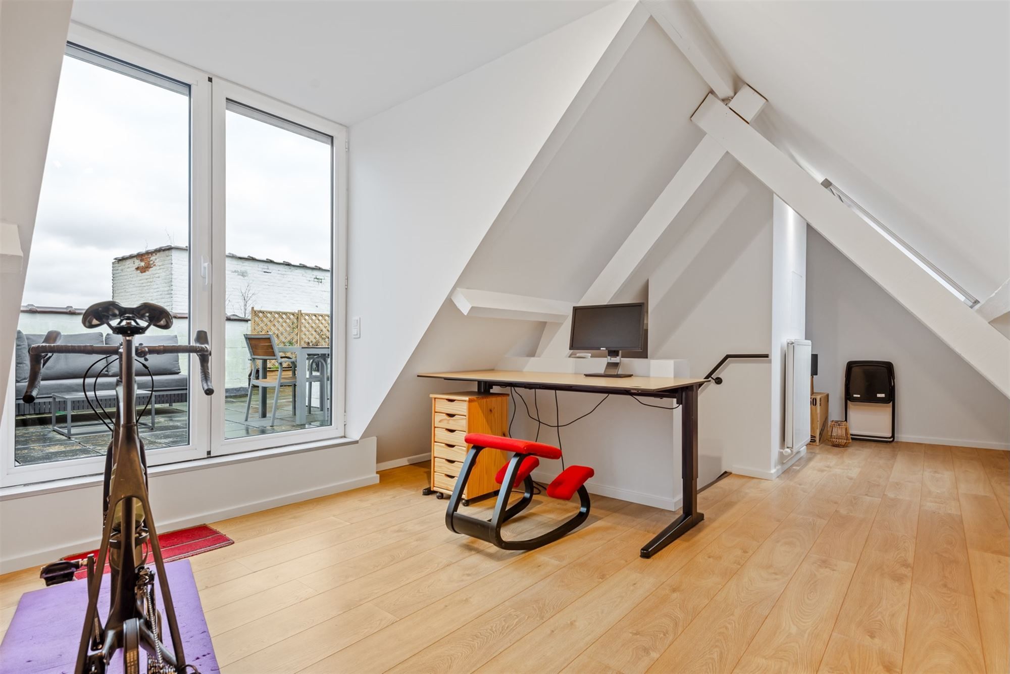 Gemeubeld duplex appartement met autostaanplaats foto 9