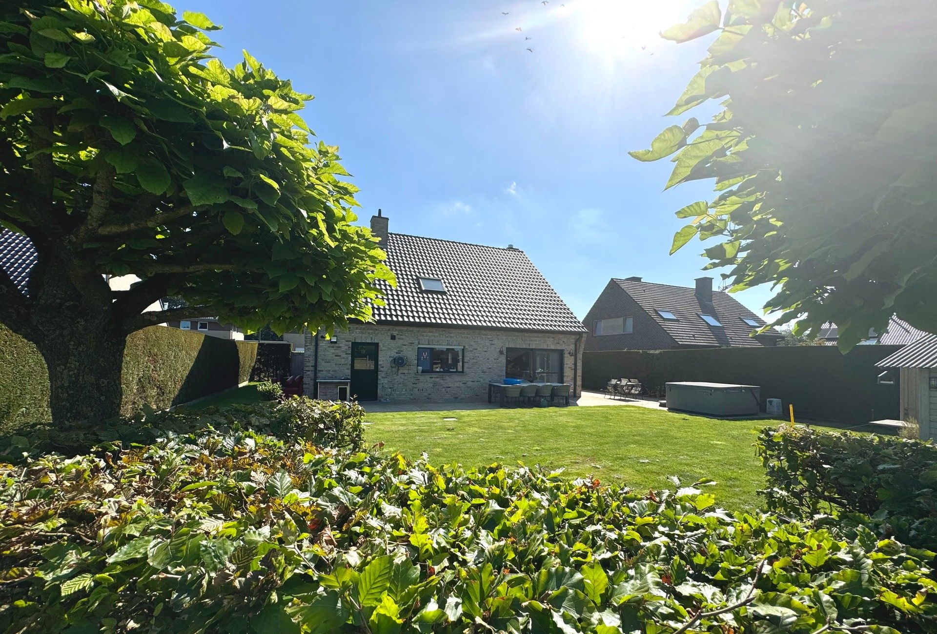 LANDELIJKE WONING MET GARAGE & TUIN foto {{pictureIndex}}