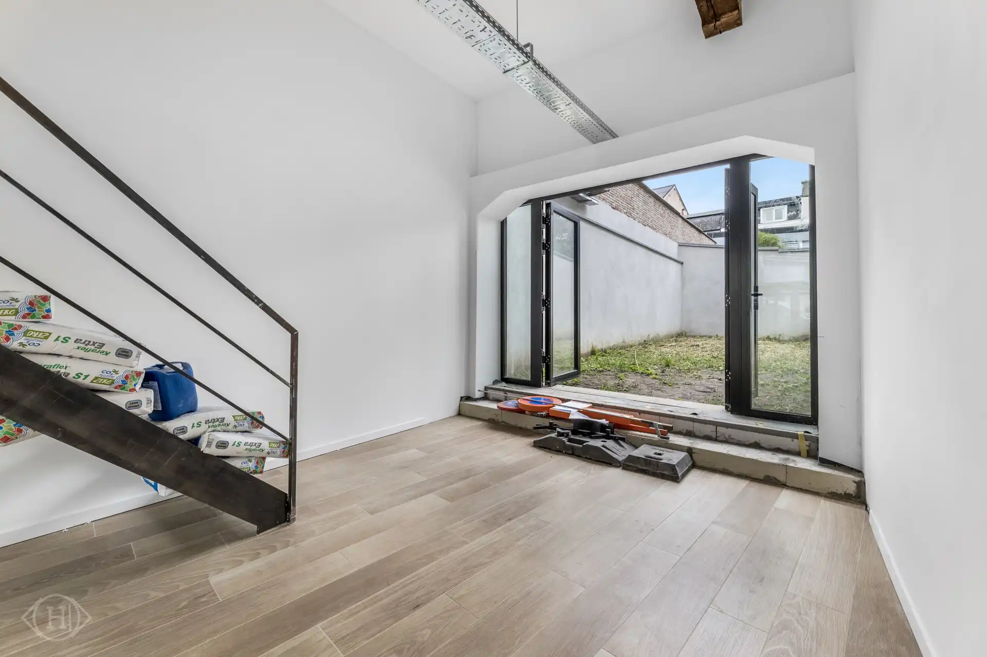 Instapklare handelsruimte met veel lichtinval en stadstuintje foto 6