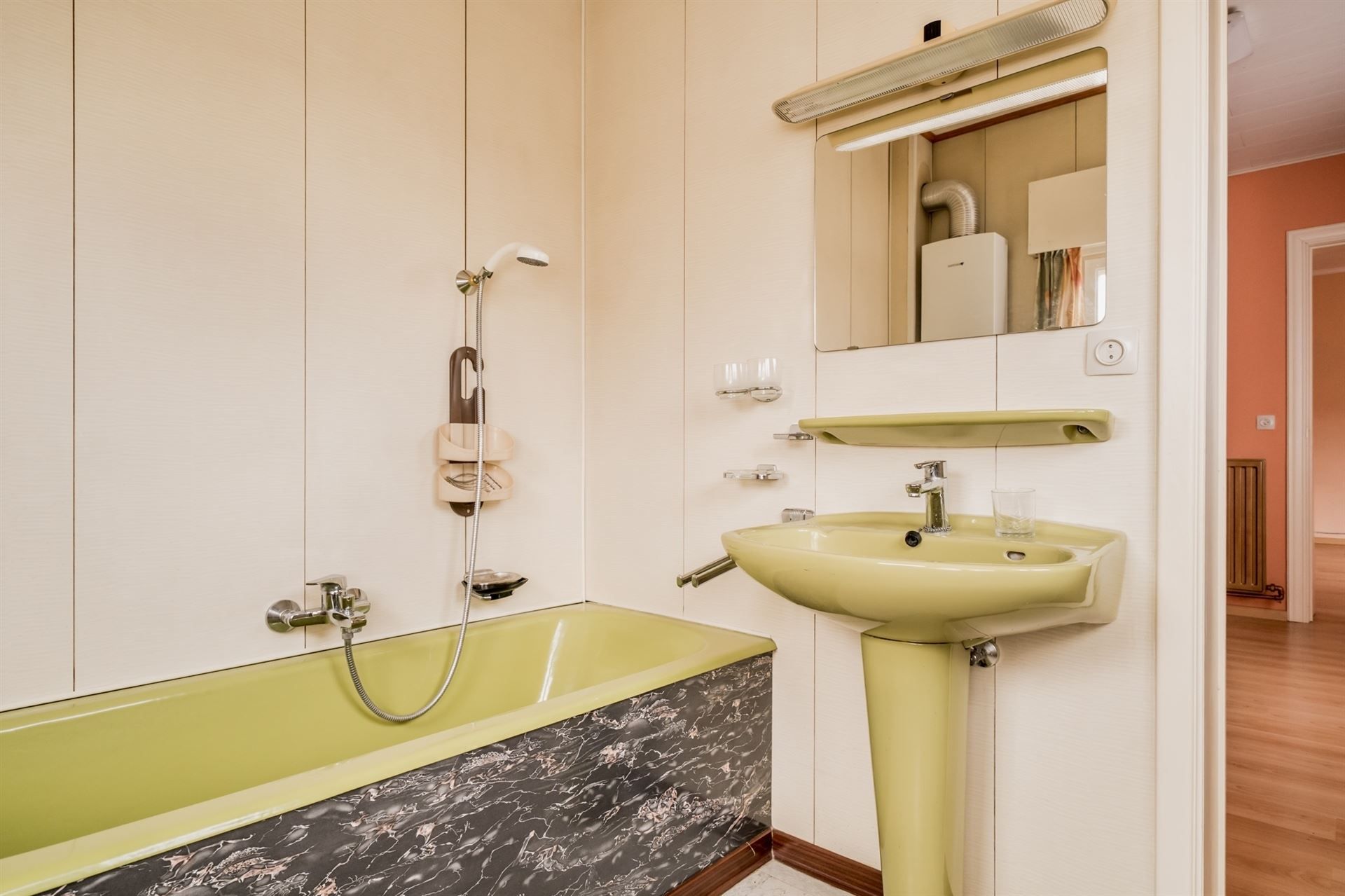 Te renoveren gezinswoning met veel opslagruimte! foto 19