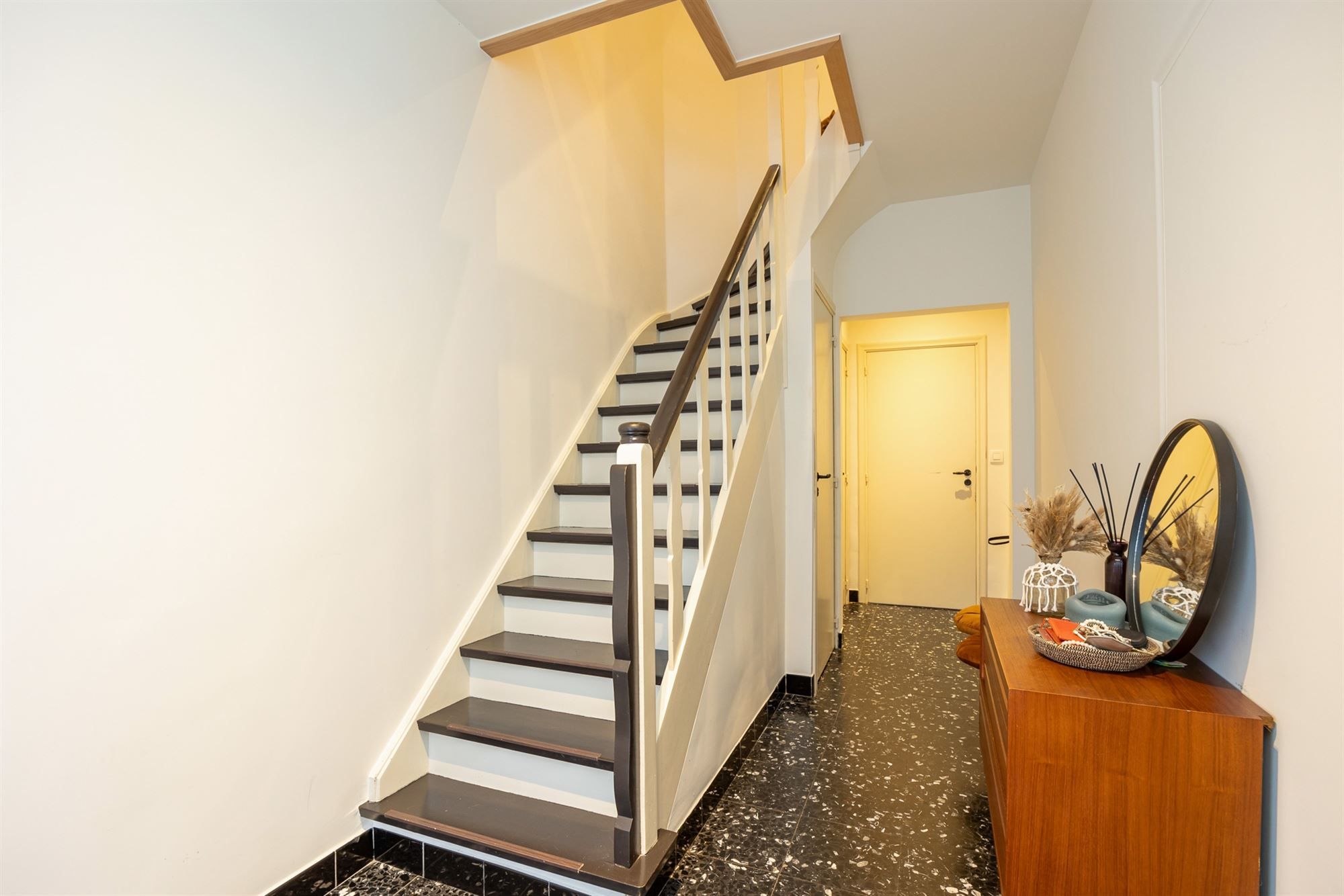 Ruime gezinswoning met drie slaapkamers en tuin foto 2