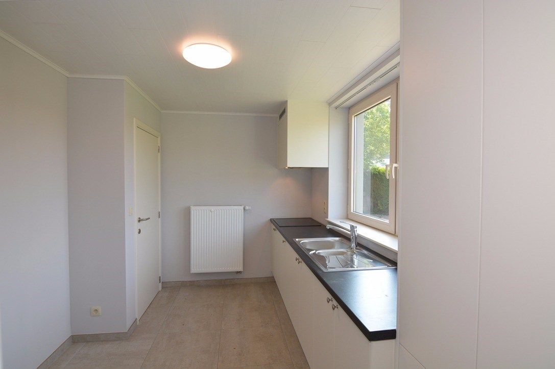 Moderne halfvrijstaande woning met 3 slpk en garage. foto 4