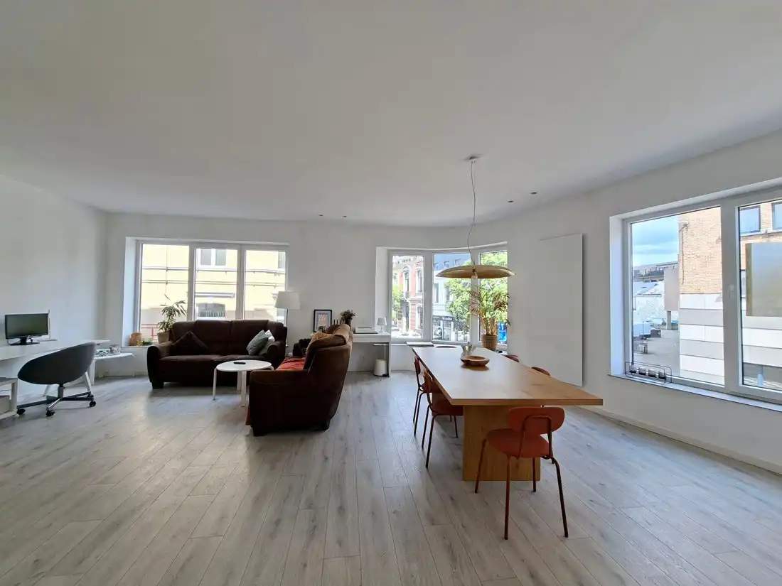 Zeer ruim gerenoveerd appartement te Hasselt foto 3