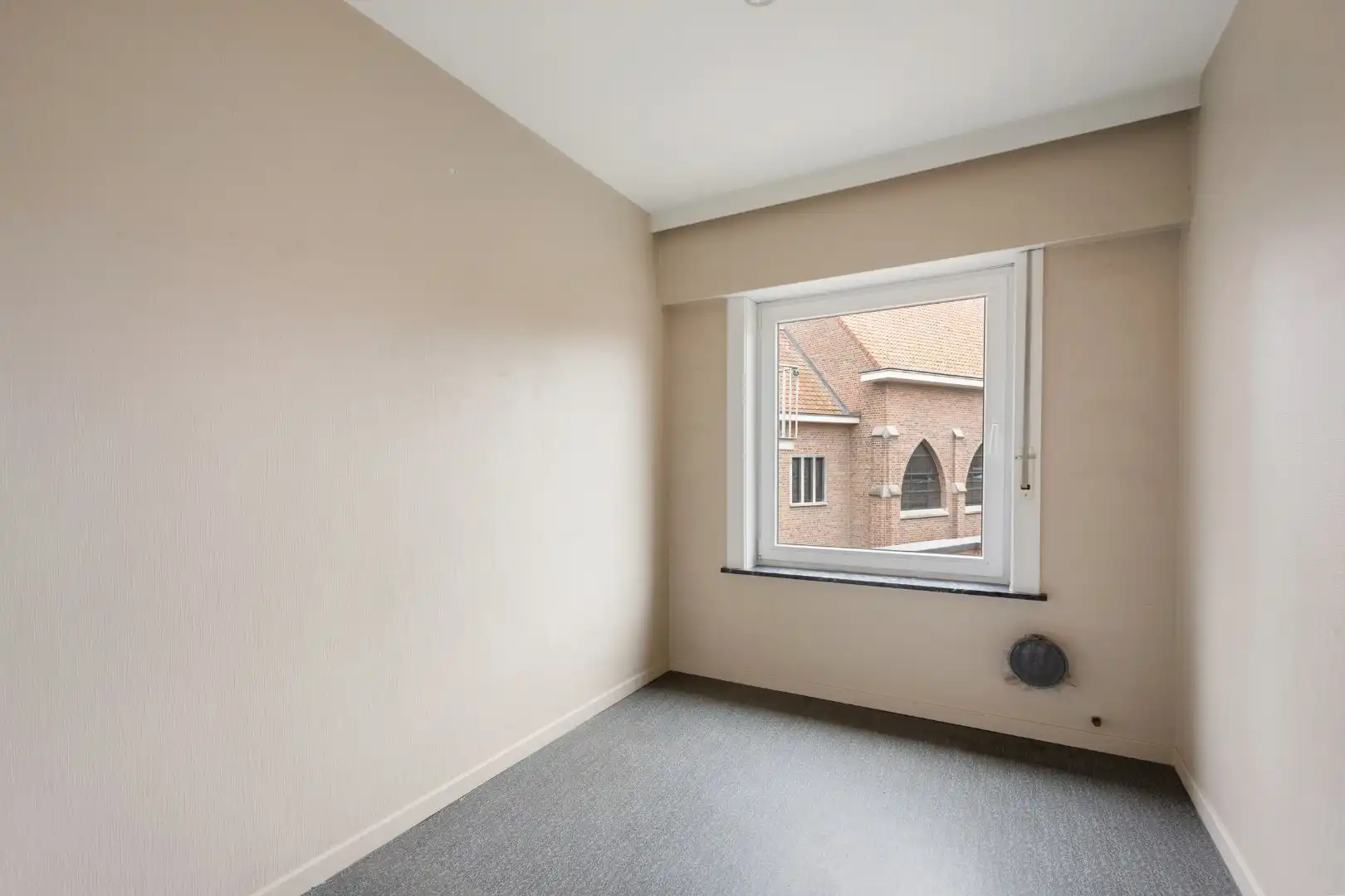 Woning met 3 slaapkamers, zolder, garage en tuin in het centrum van Dadizele foto 13