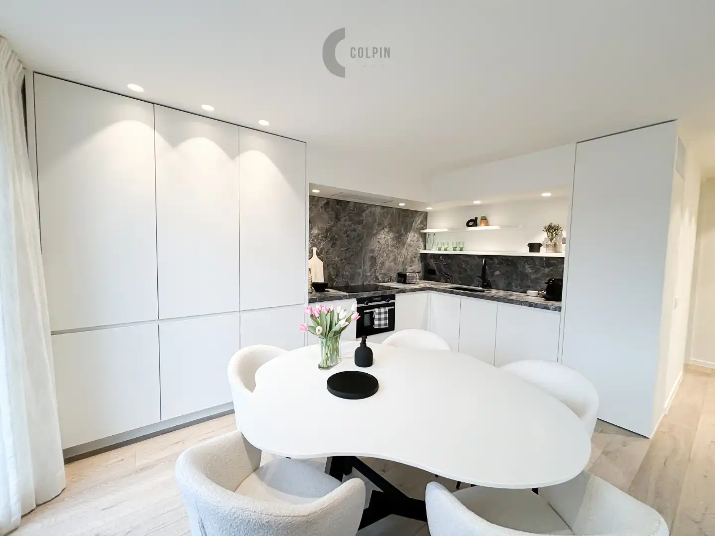 Mooi gerenoveerde penthouse met zijdelings zeezicht foto 5