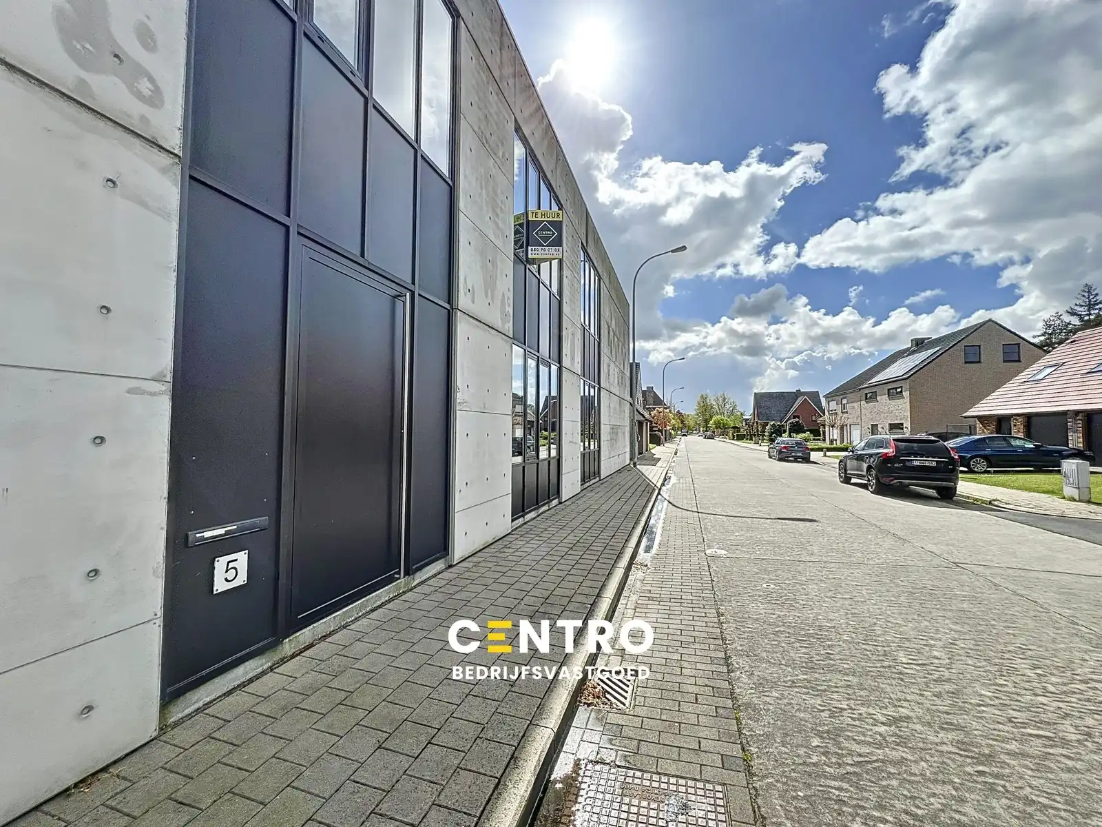 BEMEUBELDE trendy, lichtrijke kantoorruimte  te huur in centrum Roeselare ! foto {{pictureIndex}}