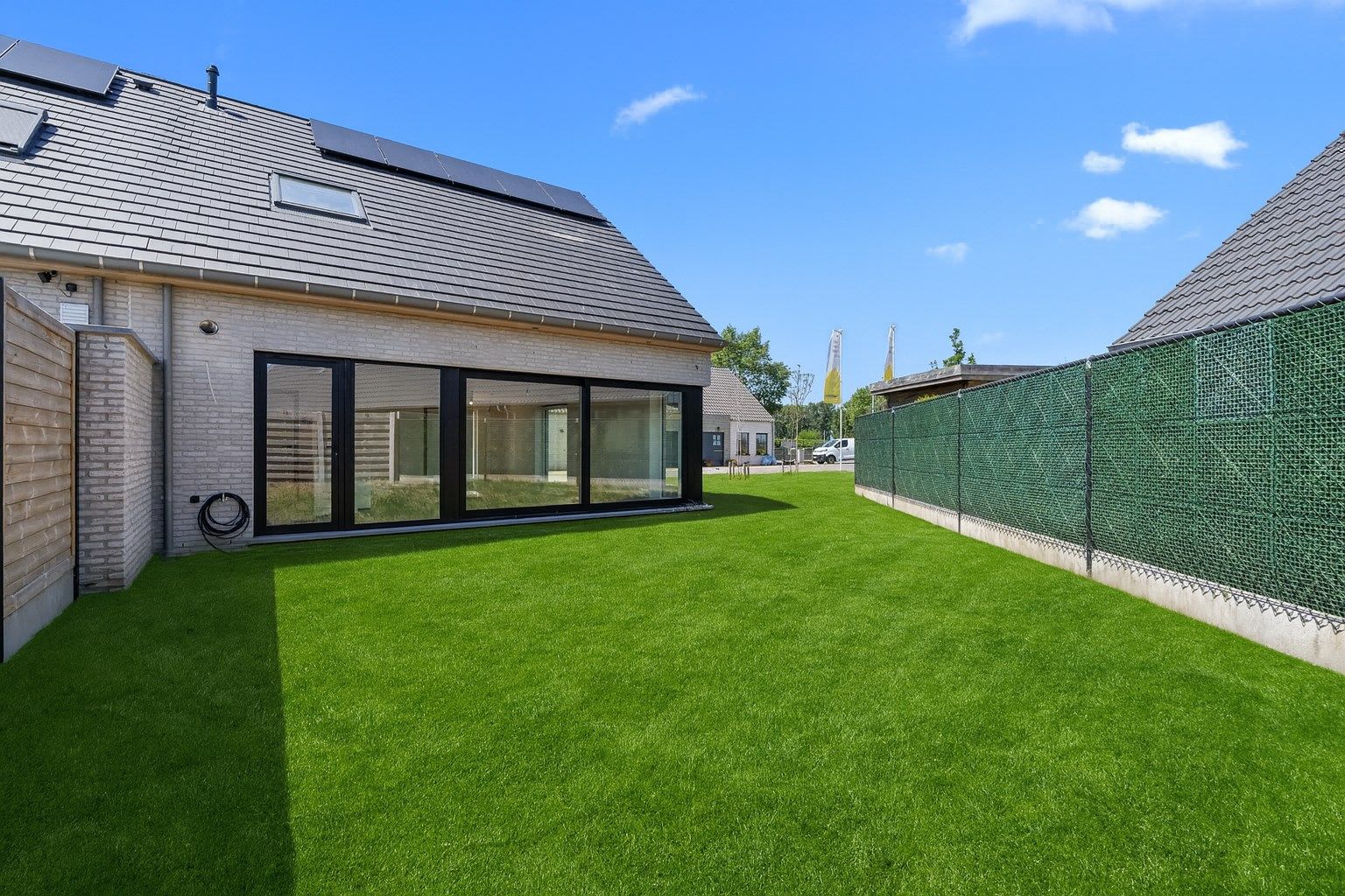 Halfopen nieuwbouwwoning in moderne stijl foto 12