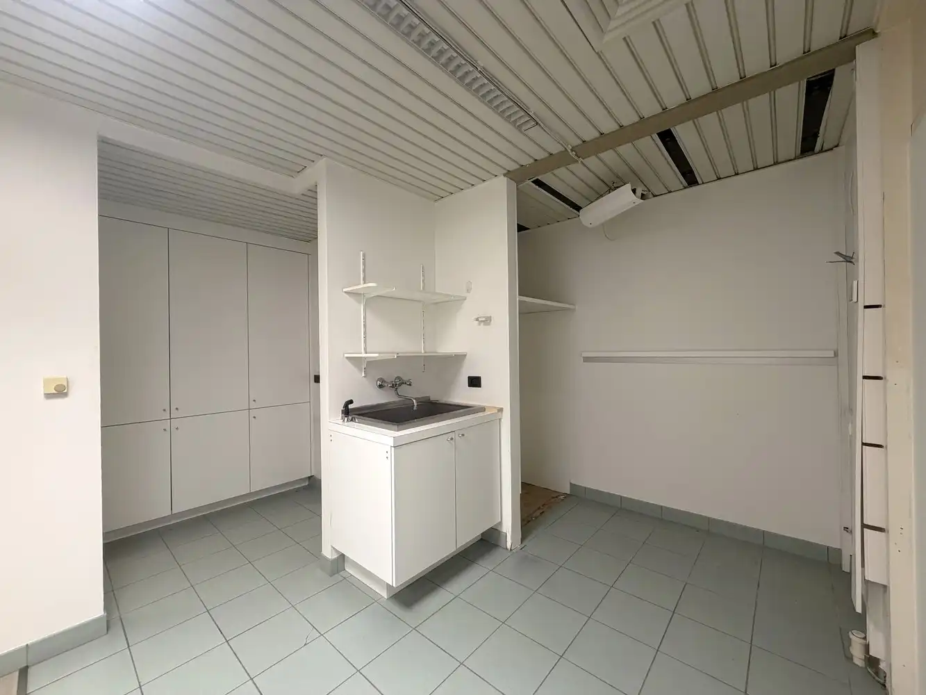 Ruim handelspand (161m²) op topligging in Torhout! foto 9