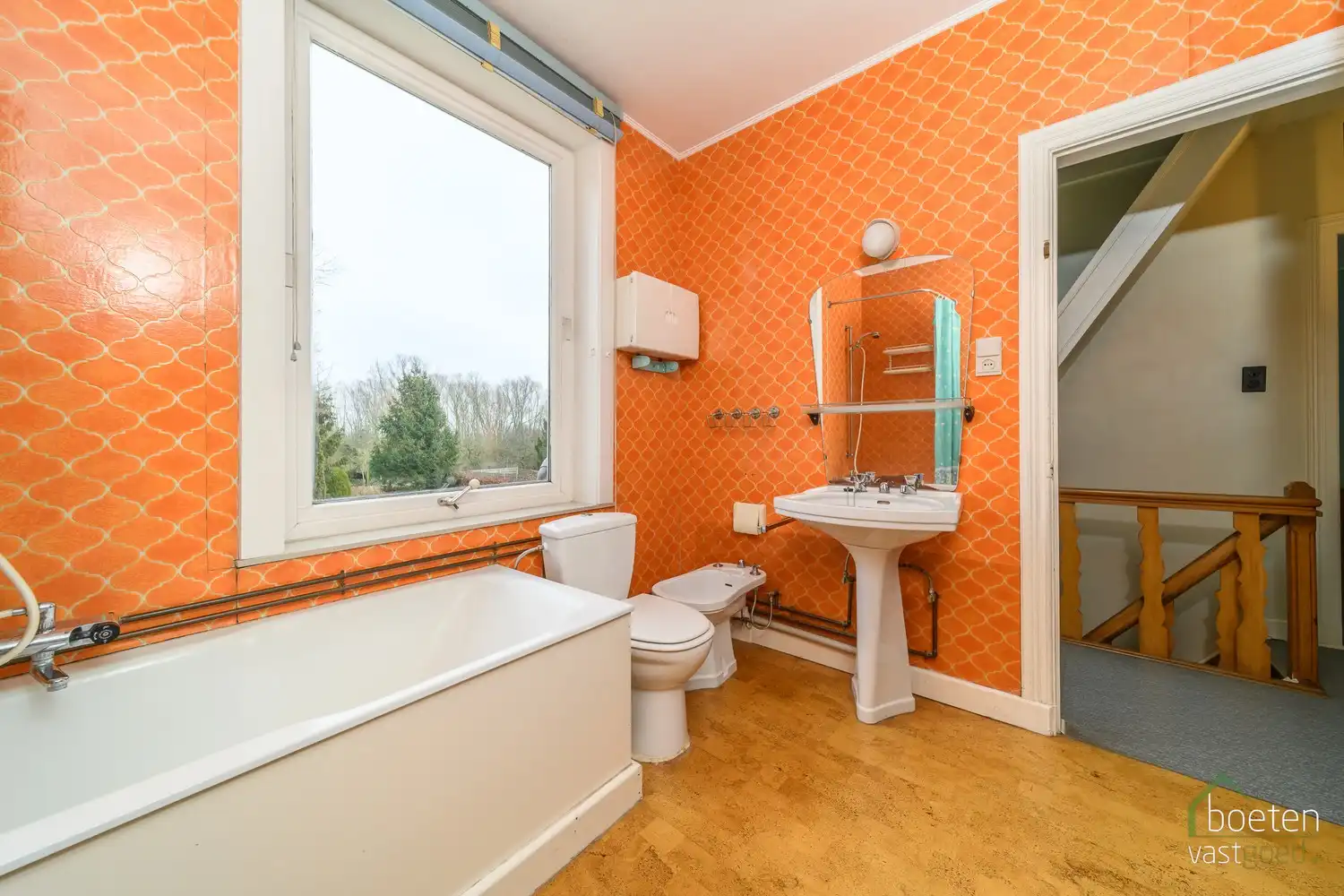 ROESBRUGGE: Ruime maar te moderniseren rijwoning met 4 slpks., grote garage en gezellige tuin op 492m² grondopp. foto 13