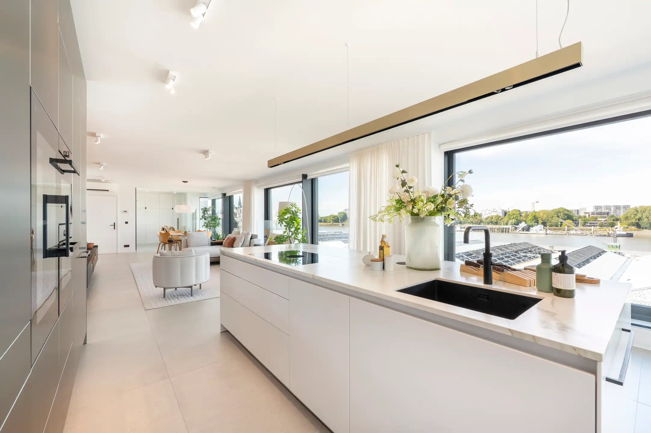 ANTWERPEN - Tijdloos en klassevol aan de Scheldekaaien foto 8